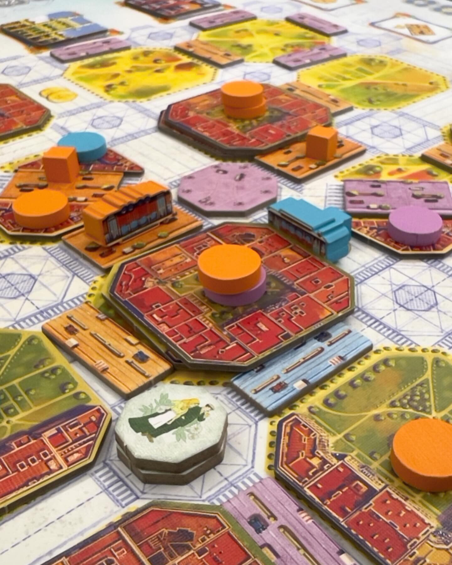 🇵🇹⬇️//🇬🇧 Last Monday, a day after LeiriaCon, we had the pleasure of scheduling a gaming session with our friend @marksgamegram, after a bit of sightseeing around Porto. 🔎
.
Barcelona by @boardanddice was the chosen game to put on the table, one 