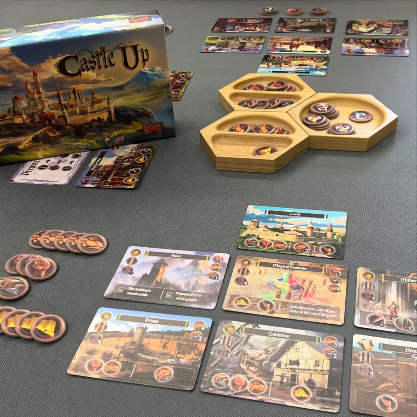 🇵🇹⬇️//🇬🇧 Wolley Games surprised us with Castle Up, a medieval city-building game compacted into a small box. 🏰
.
If you are usually keen on quick-to-play card games, we dare to say that this game may be right up your alley. ⚔️
.
On our profile, 
