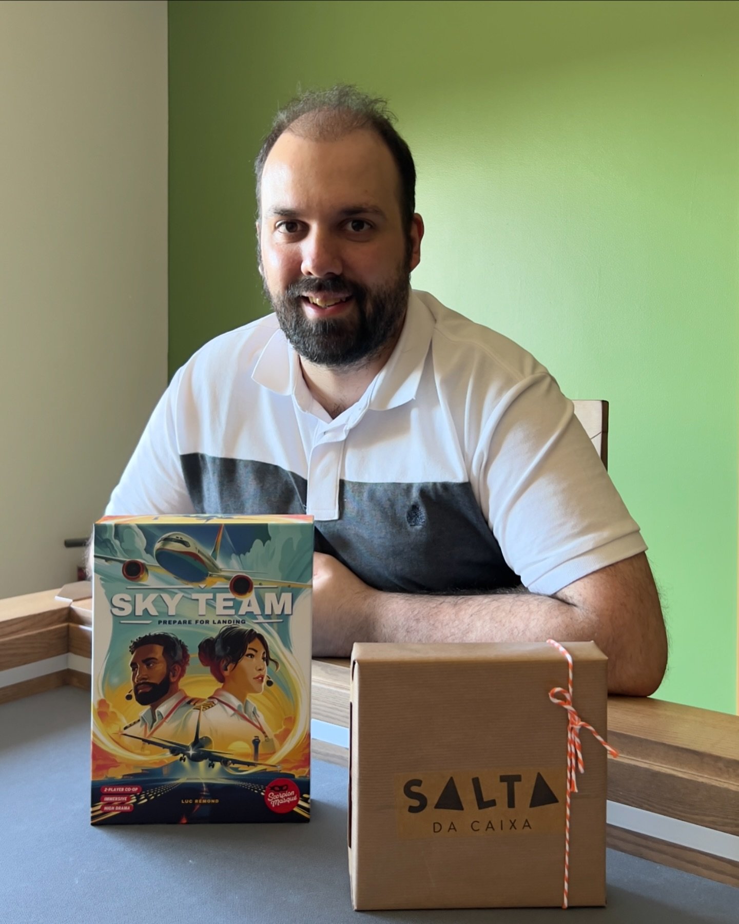 🇵🇹⬇️//🇬🇧 Today it is Hugo&rsquo;s (also known as Red Meeple) 33rd birthday, wohooo! 🥳
.
As a gift, Hugo bought Sky Team and Rita requested for a little gift that was wrapped secretly by @salta_da_caixa&hellip; 🤭
.
Can you guess which game is wr