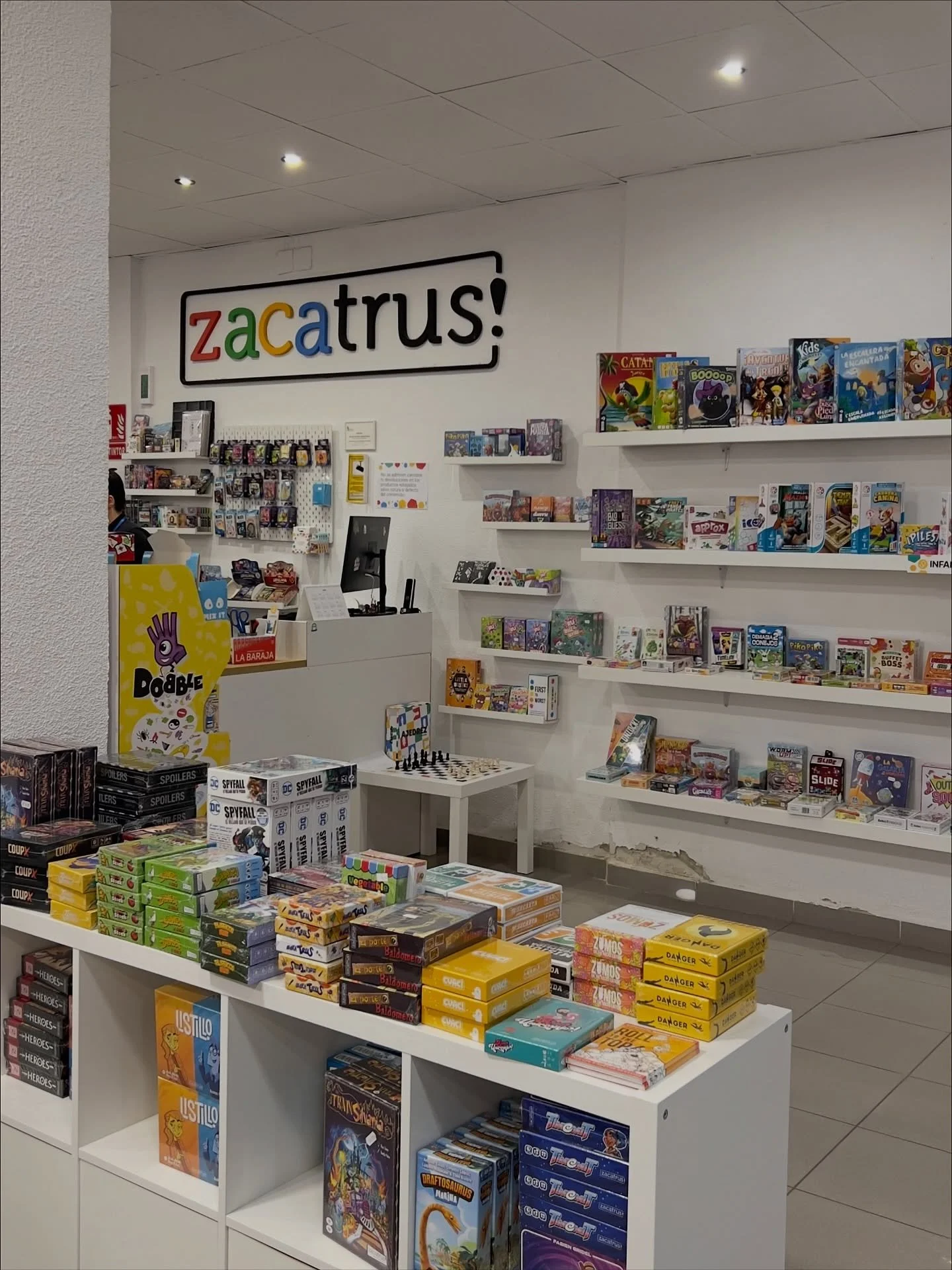 🇵🇹⬇️//🇬🇧 Road trip to Essen, day #01: The first leg of our journey started yesterday after work and included two stops along the way. 🗺️
.
📍Valladolid: Before dinner, we made a quick stop at Zacatrus to find a nice selection of games.
. 
📍Muci