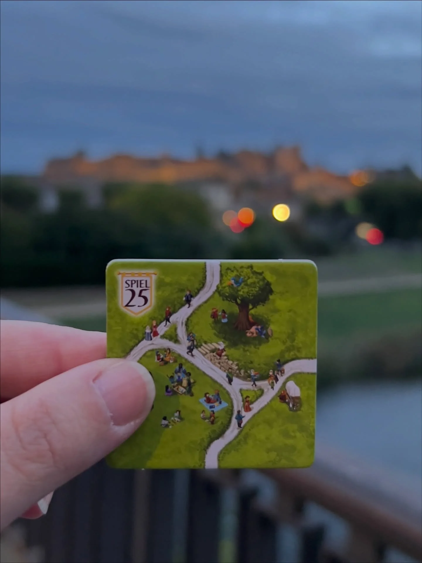 🇵🇹⬇️//🇬🇧 Road trip to Essen, day #13: our third day on the road back home. We experienced sun, rain, and fog on our way to the next destination. 🗺️
.
📍Carcassonne: the game holds special meaning for the four of us, so visiting the city was an o