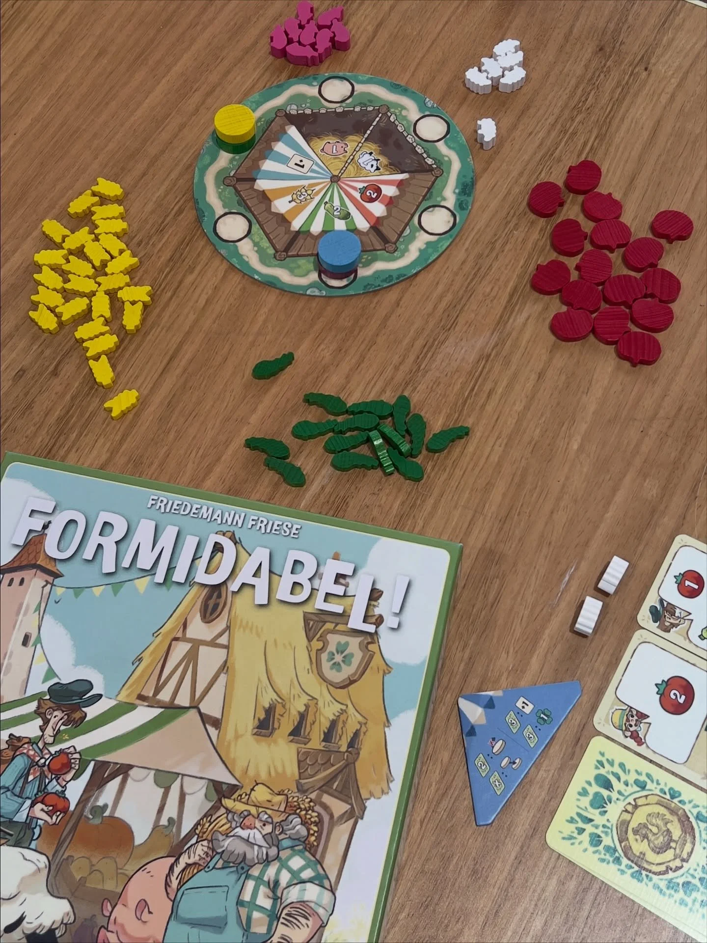 🇵🇹⬇️//🇬🇧 CONVENTION Another day at VianaCon, another successful gathering with friends with games (or food) on the table. 😊
.
On the menu for today: Formidable Farm, Map Masters, Mah&eacute;, La Cuenta, Tacta and Bohemians. 🎲
.
.
.
🇵🇹 CONVEN&