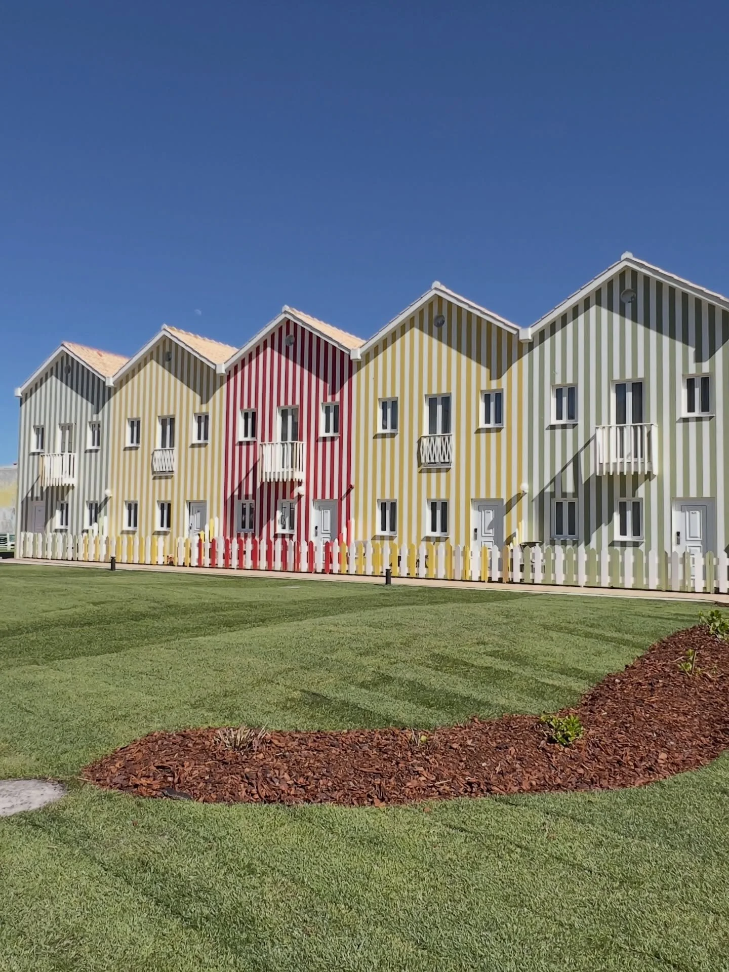 🇵🇹⬇️//🇬🇧 CONVENTION Day 2 at LeiriaCon and our personal batteries are running a bit low. But the moments with friends are totally worth it! 🪫
.
We managed to play 6 different games, 3 of which were new* to us: Grow Sky *, Capybara Crush *, Up or