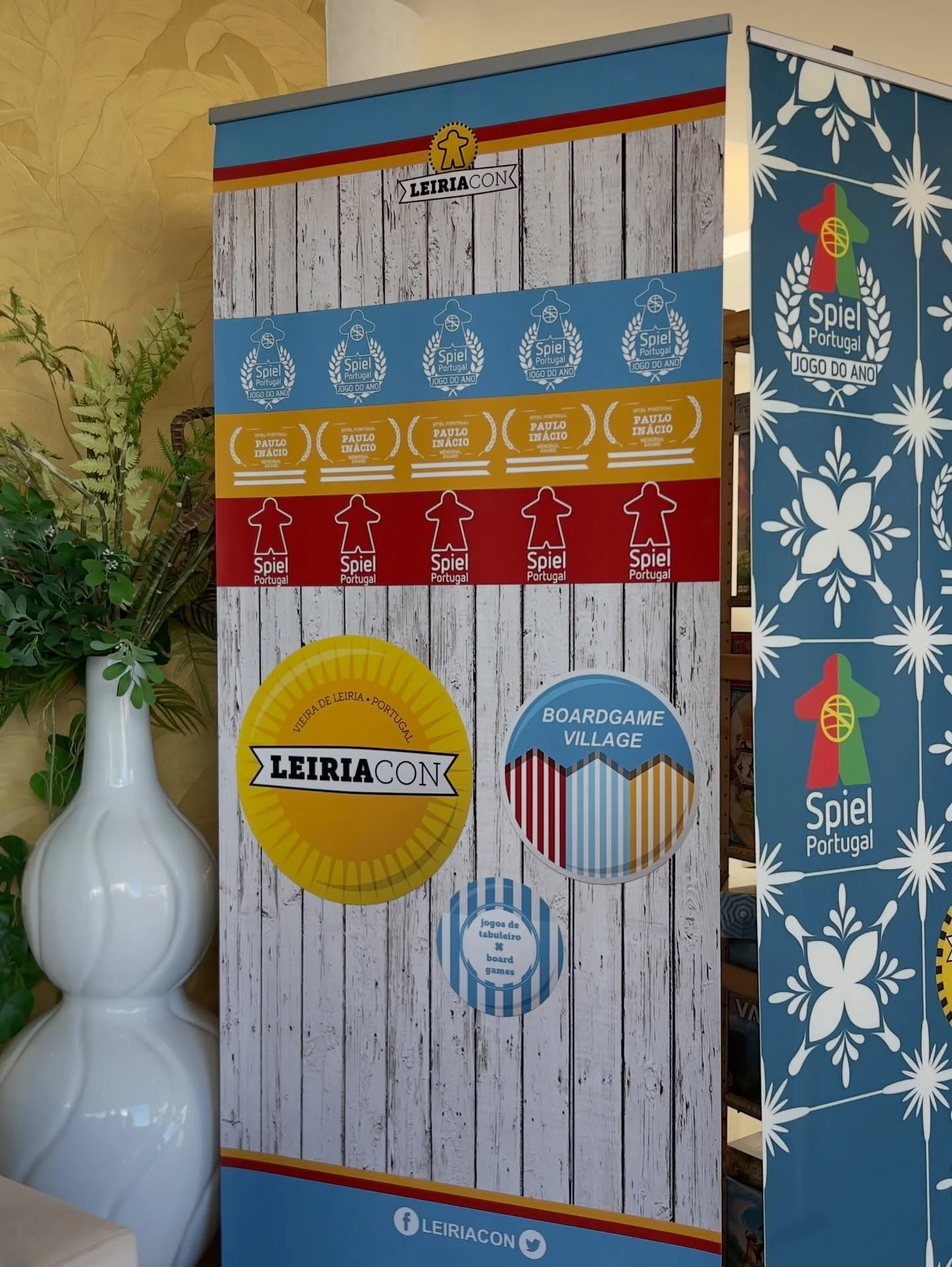 🇵🇹⬇️//🇬🇧 CONVENTION Day 3 at LeiriaCon and we are a bit sad about losing one hour of the event due to the time change&hellip; ⌛️
.
We managed to play 7 different games, 3 of which were new* to us: Roll Camera!, Otter*, Brass Lancashire*, Captain 