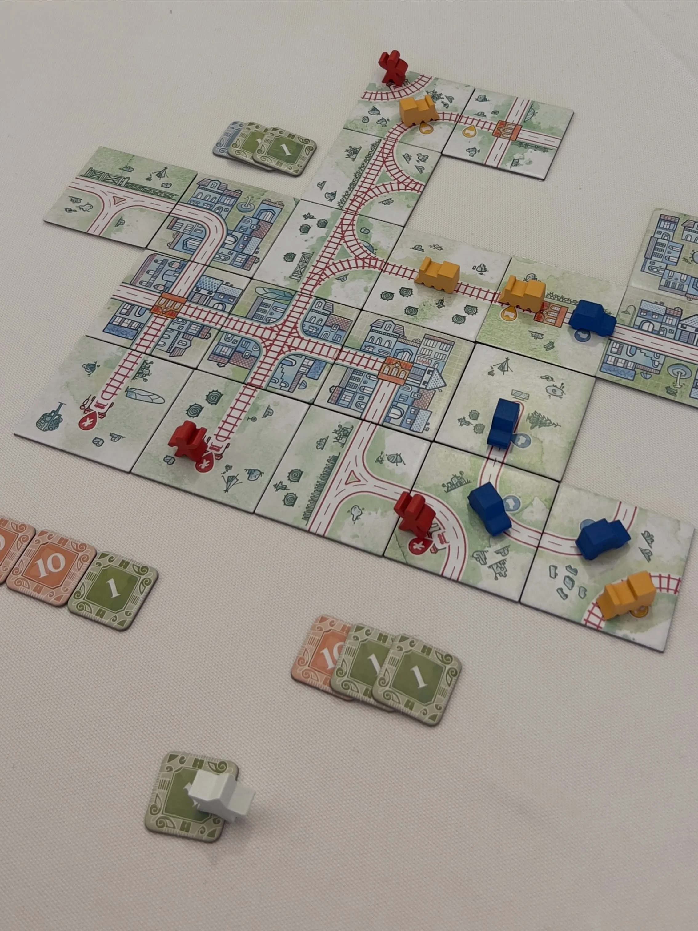 🇵🇹⬇️//🇬🇧 CONVENTION Day 1 at RiaCon, effectively half a gaming day for us, since we only arrived at the event after work. 💼
.
Even so, we were very happy to play 4 different games, 2 of them new* to us: Railroad Tiles, En Route *, Six Sojourns *