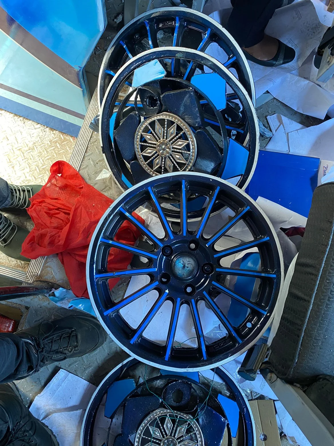 Kenia_hautnah-Nairobi-Matatu-Bus-Produktion-Felgen.jpg
