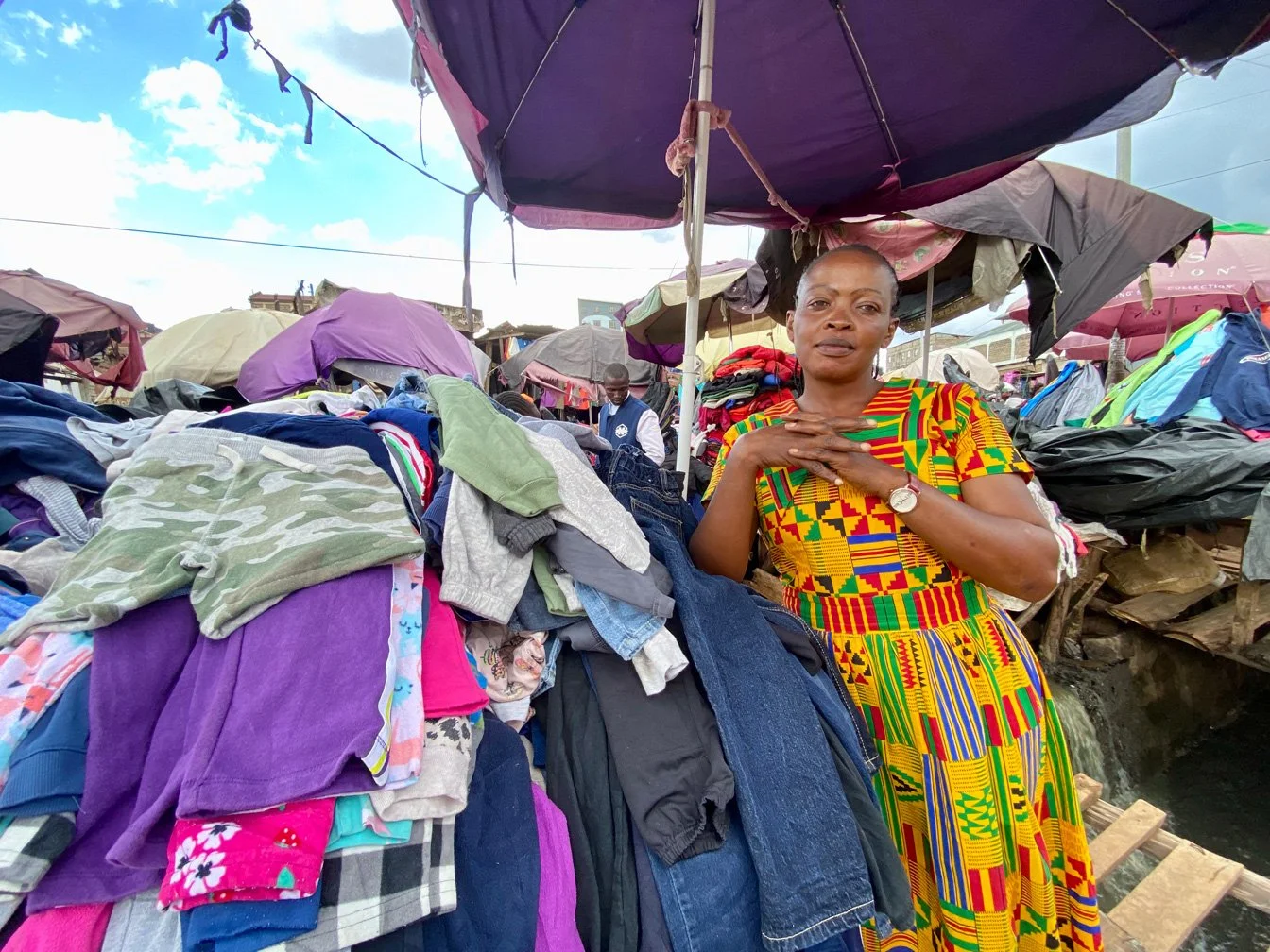 Kenia_hautnah-Nairobi-Boda_Boda-Kleider_Verkaeuferin.jpg