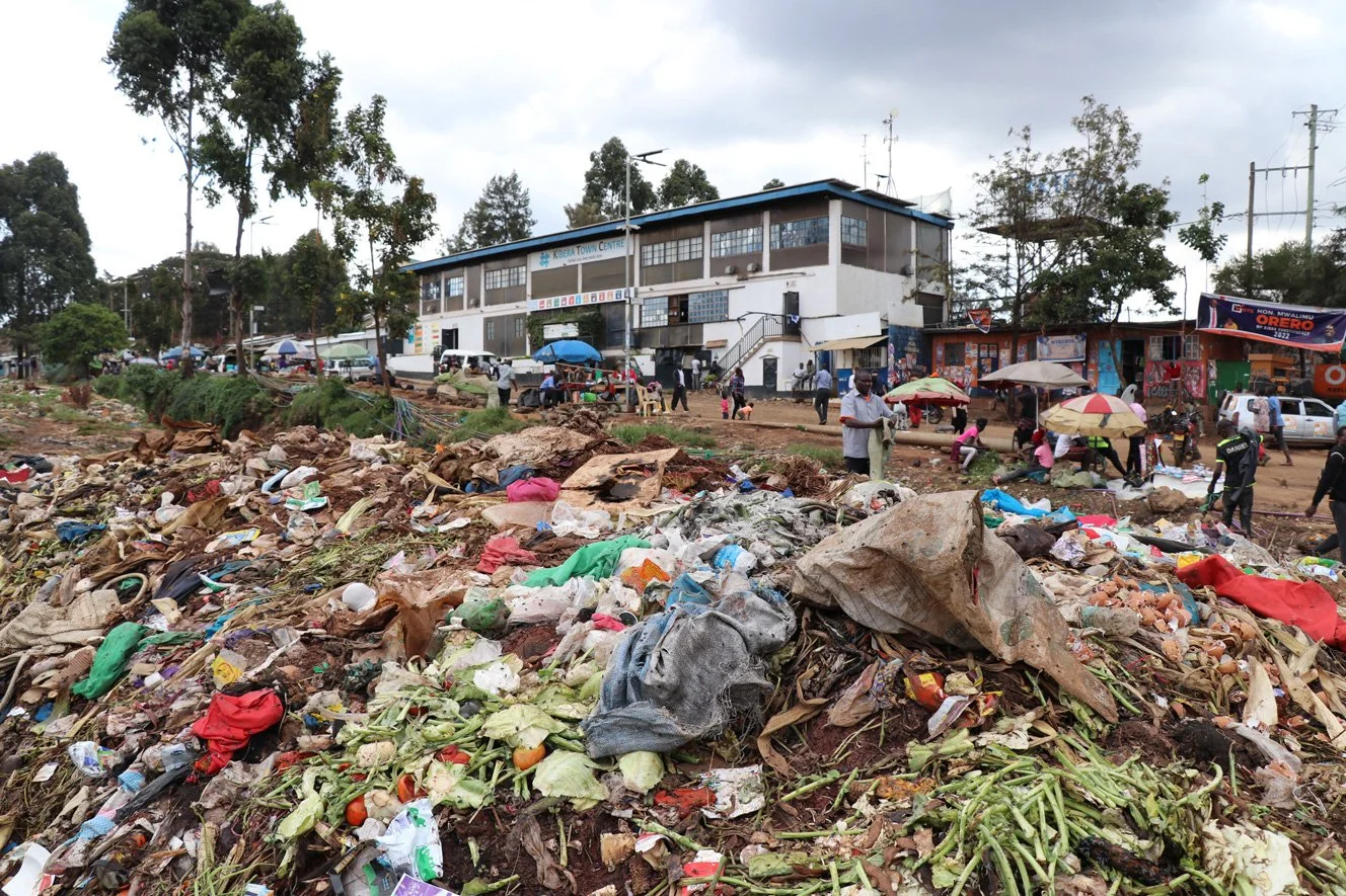 Kenia_hautnah-Nairobi-Abfall_in_Kibera.jpg