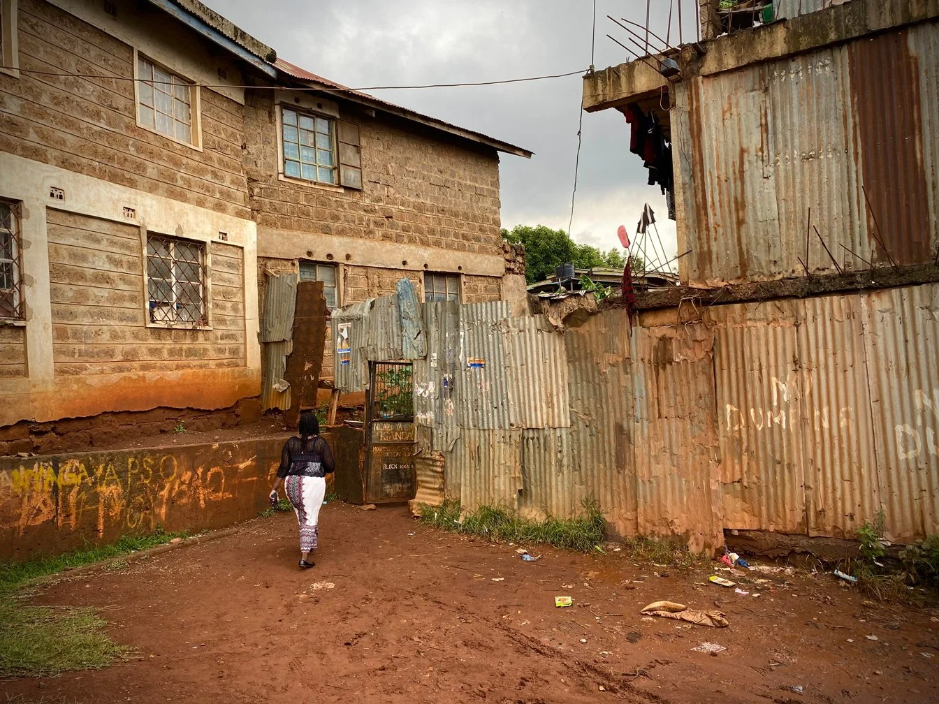 Kenia_hautnah-Nairobi-Corona-Slum-Bewohnerin-Frau-Kibera.jpg