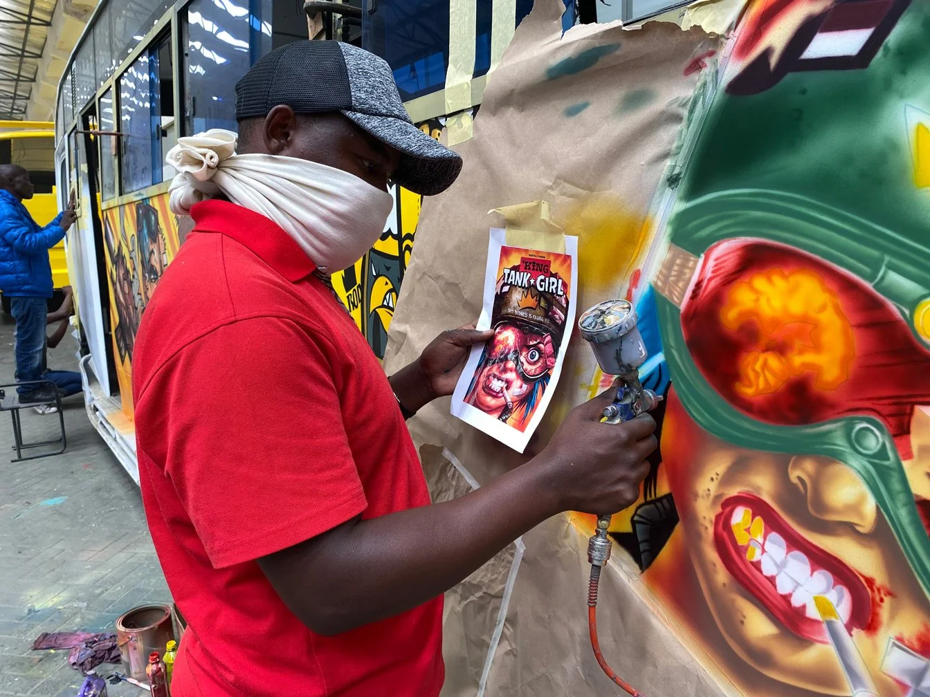 Kenia_hautnah-Nairobi-Matatu-Bus-Produktion-Graffiti_Sprayer.jpg