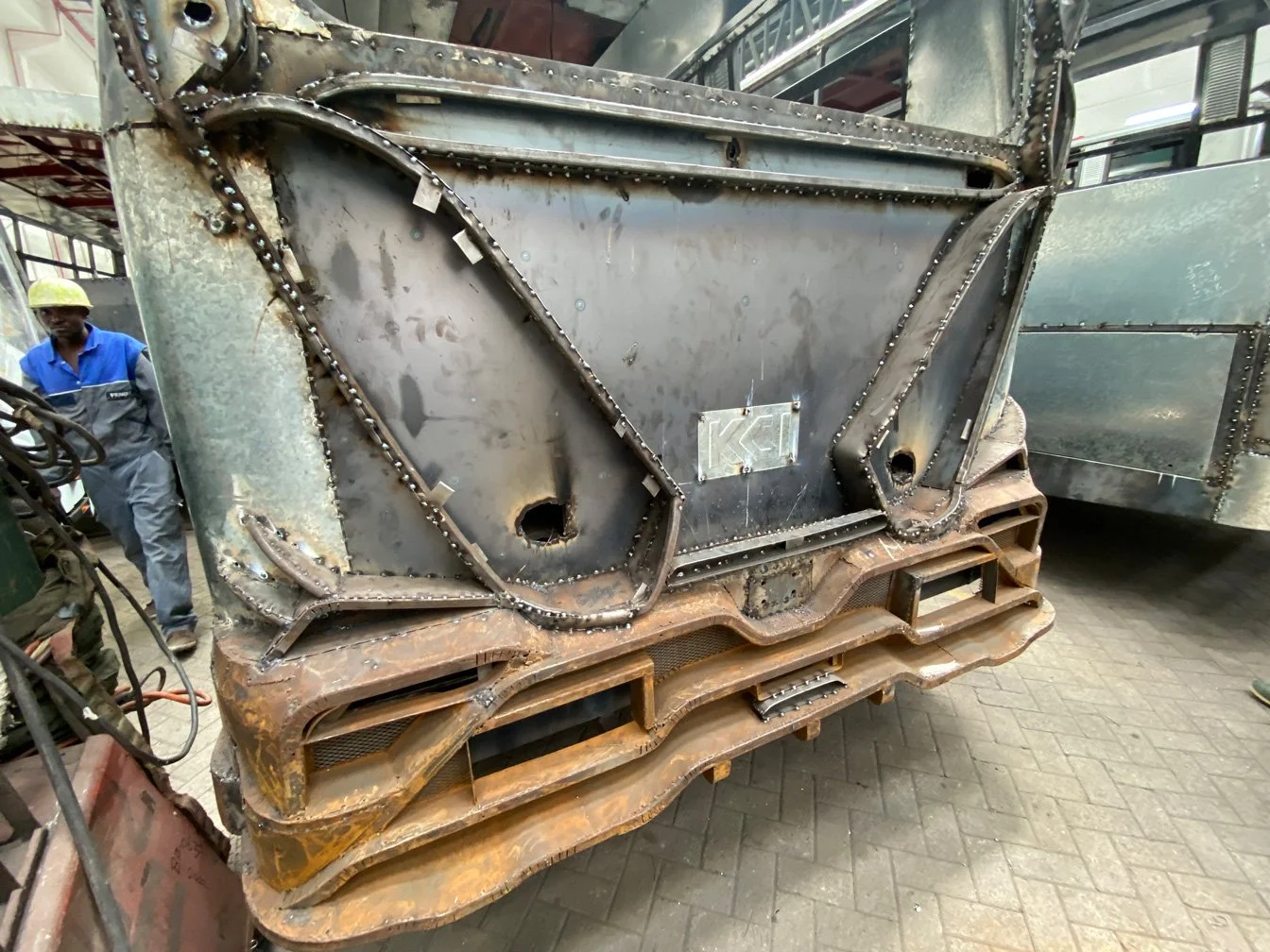 Kenia_hautnah-Nairobi-Matatu-Bus-Produktion-Karosserie.jpg