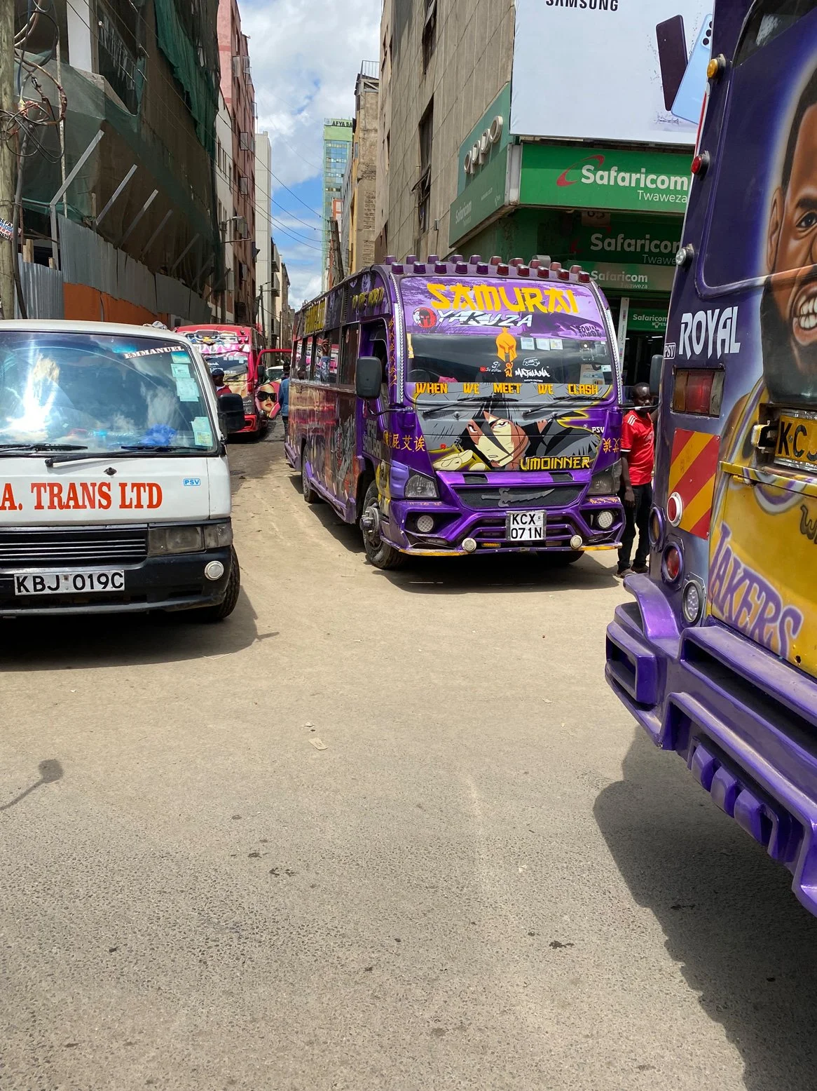 Kenia_hautnah-Nairobi-Matatu-Bus-Samurai.jpg