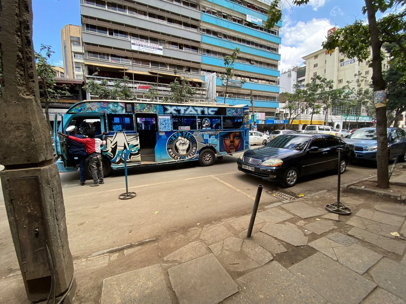 Kenia_hautnah-Nairobi-Matatu-Bus-Verkehr.jpg