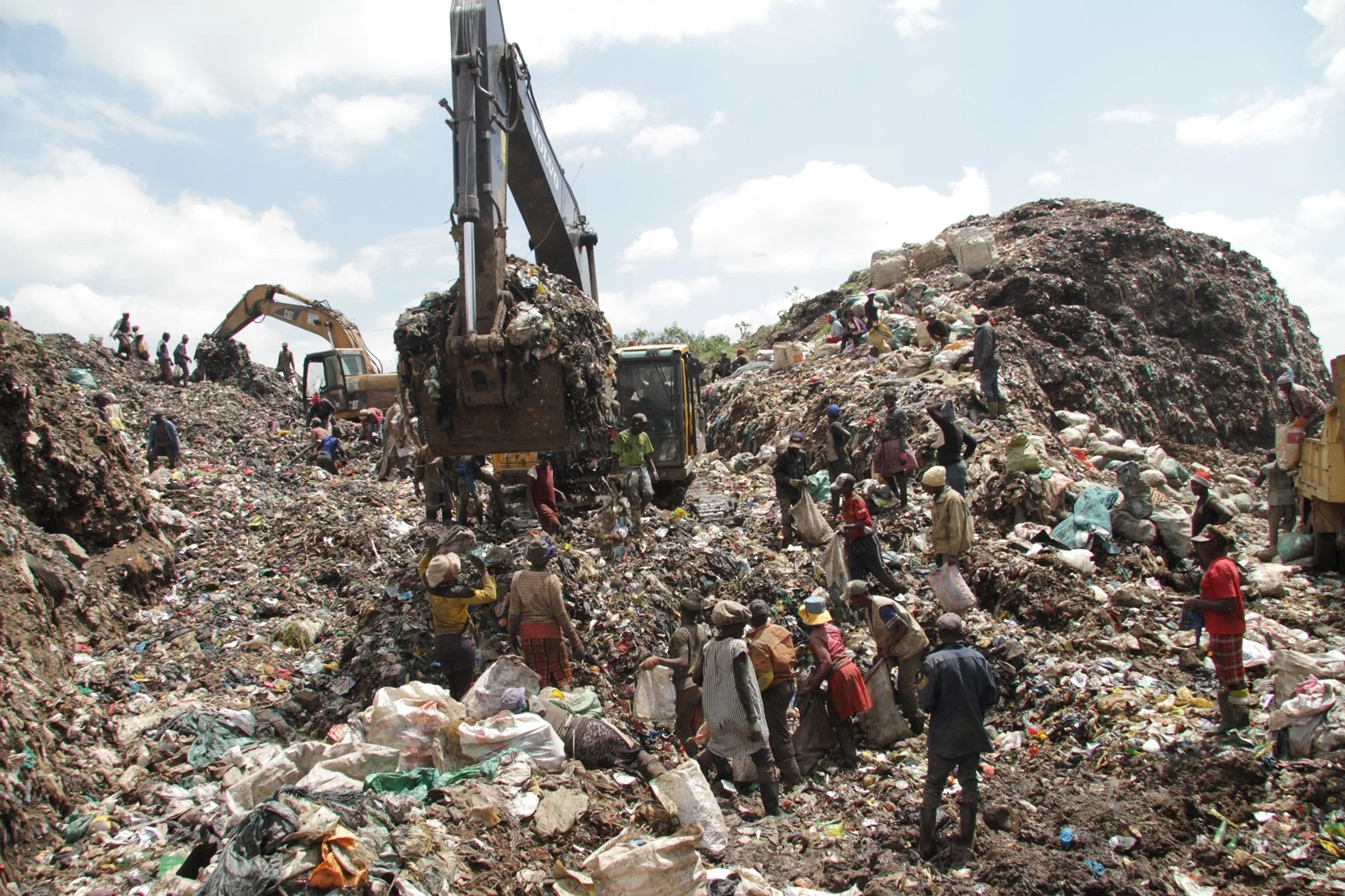 Kenia_hautnah-Nairobi-Muellhalde_Dandora-Schaufel-Abfall.jpg