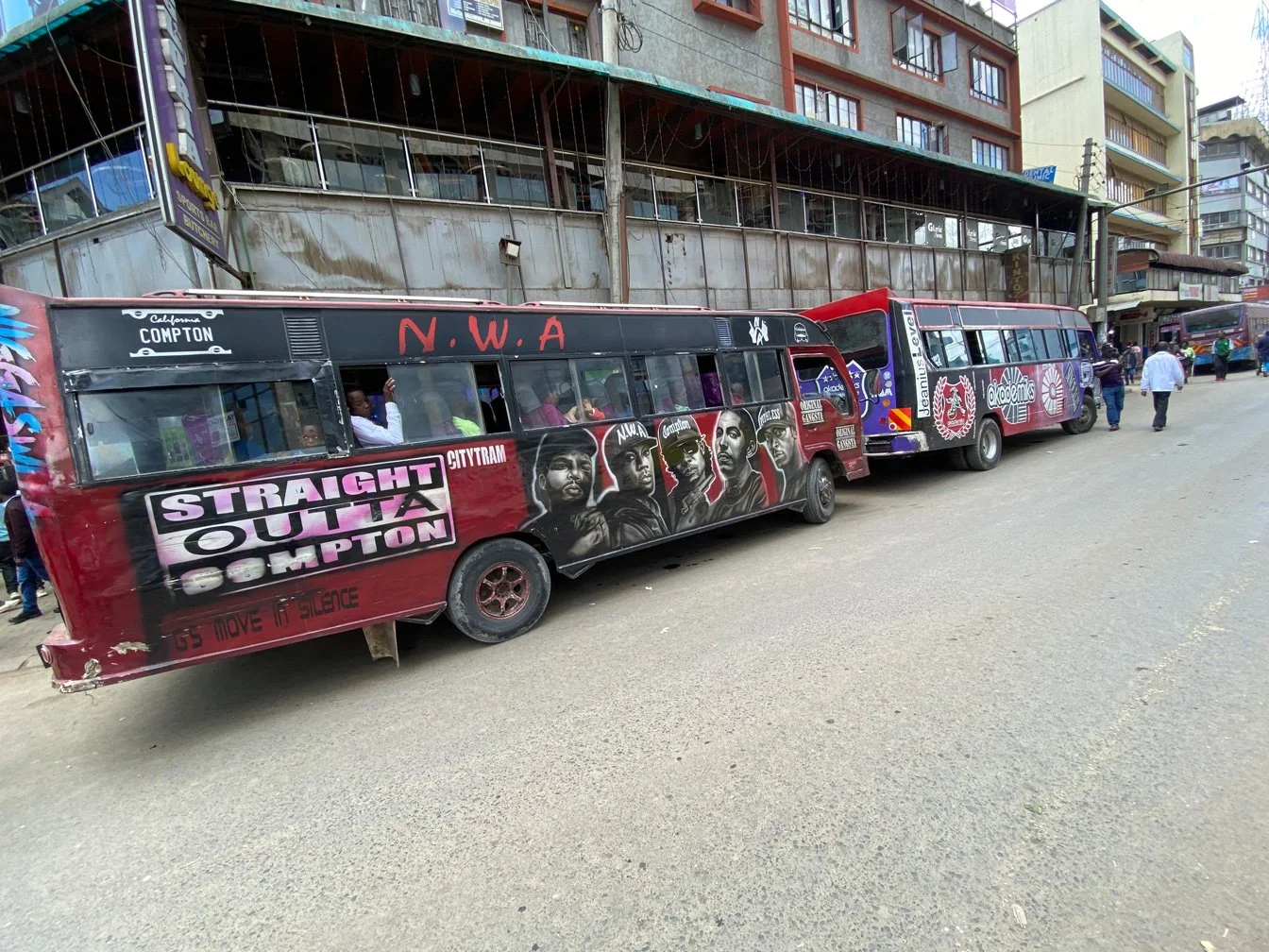 Kenia_hautnah-Nairobi-Matatu-Bus-Musiker_Tuning.jpg