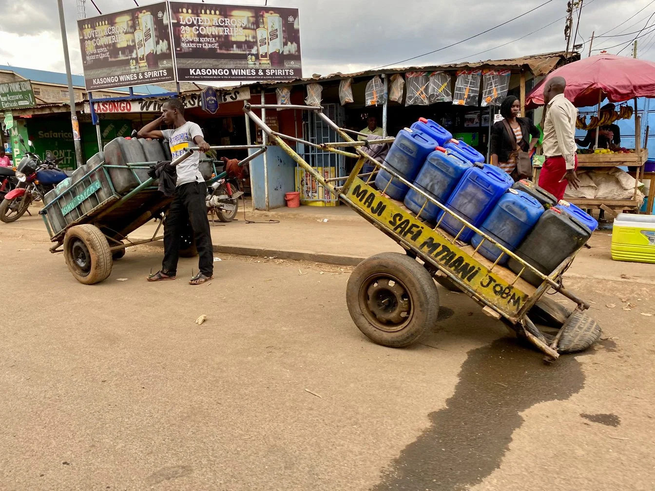 Kenia_hautnah-Nairobi-Wasserverkaeufer.jpg