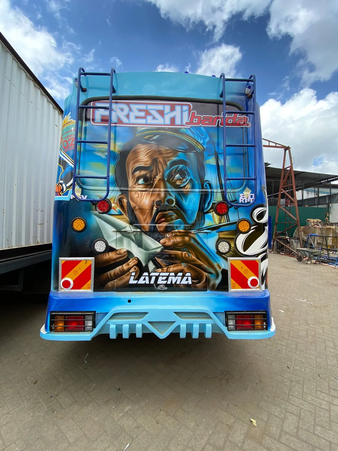 Kenia_hautnah-Nairobi-Matatu-Bus-Produktion-neues_Fahrzeug.jpg