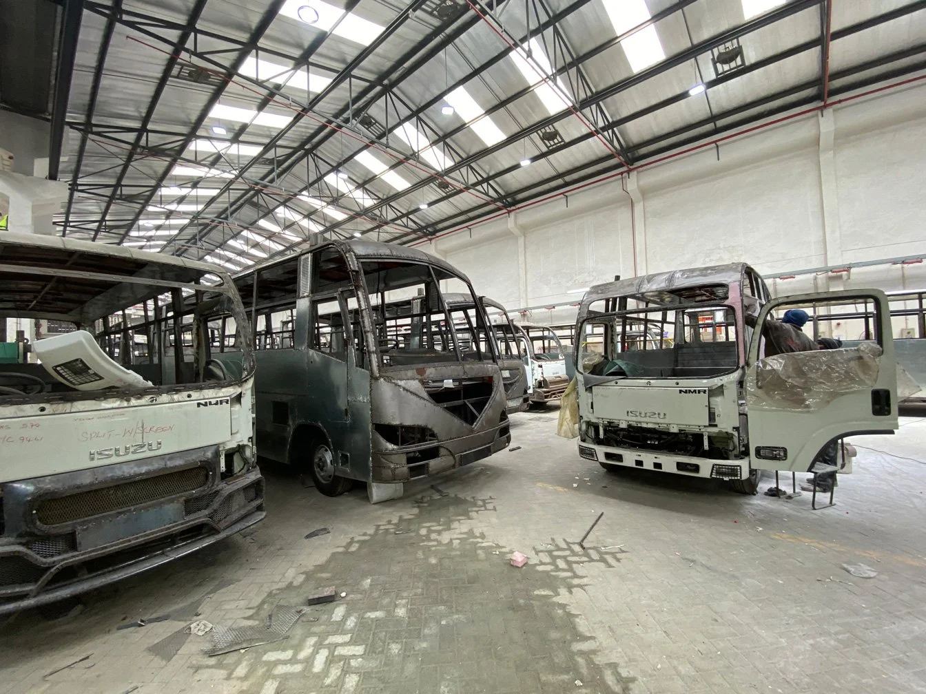 Kenia_hautnah-Nairobi-Matatu-Busse-Produktion-Fahrwerk.jpg