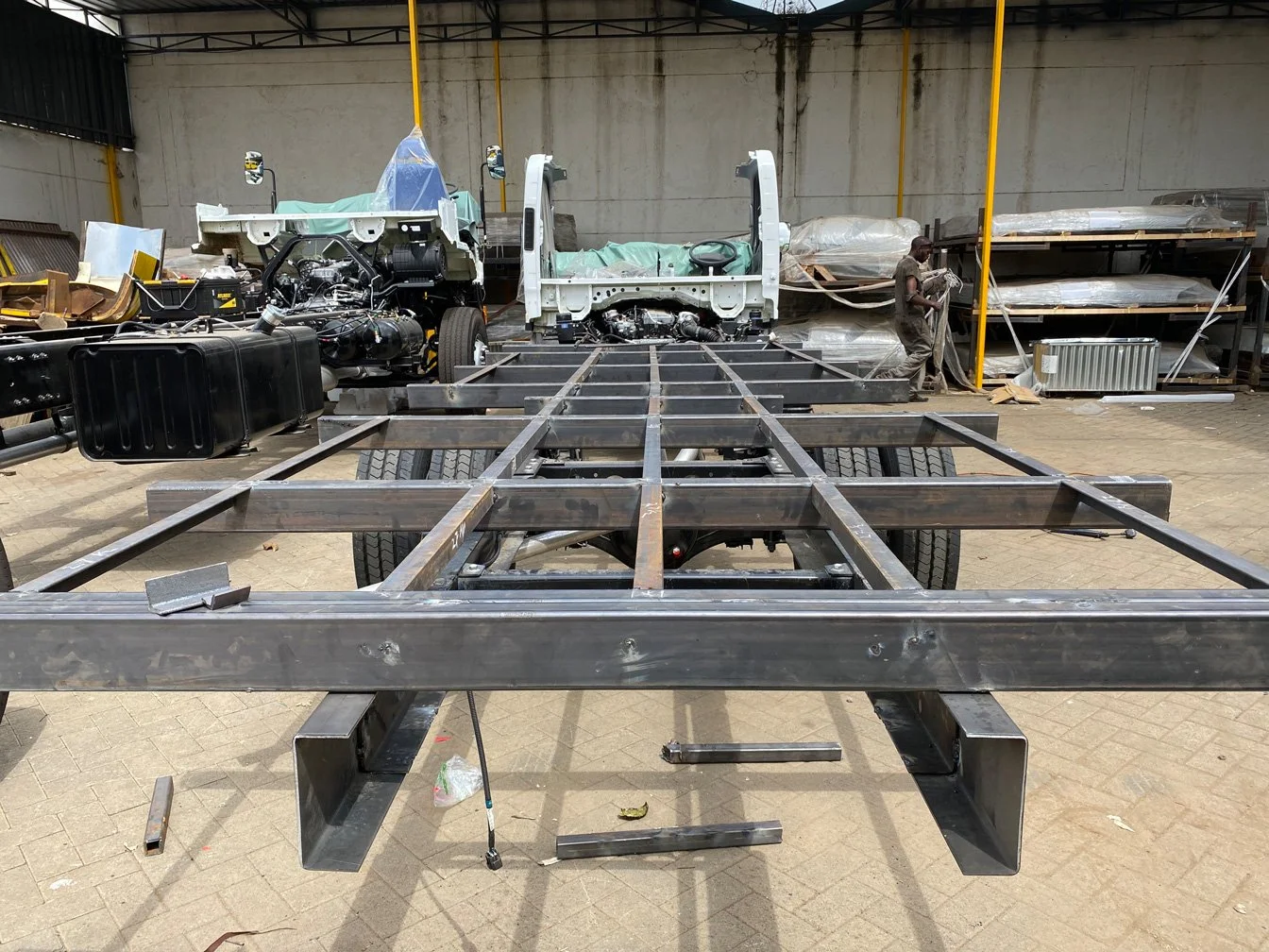 Kenia_hautnah-Nairobi-Matatu-Bus-Produktion-Fahrwerk.jpg