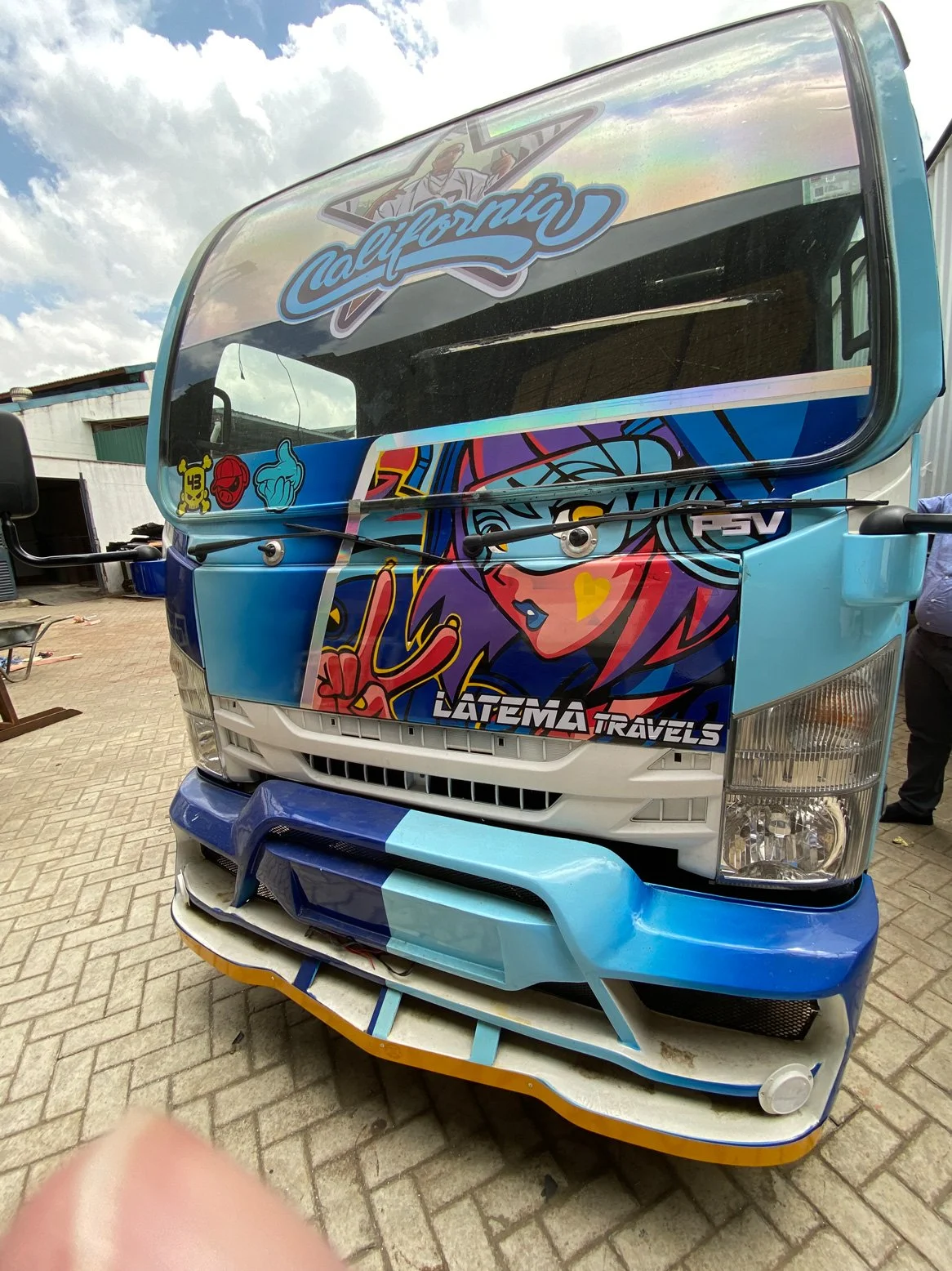 Kenia_hautnah-Nairobi-Matatu-Bus-Produktion-fertiger_Bus.jpg