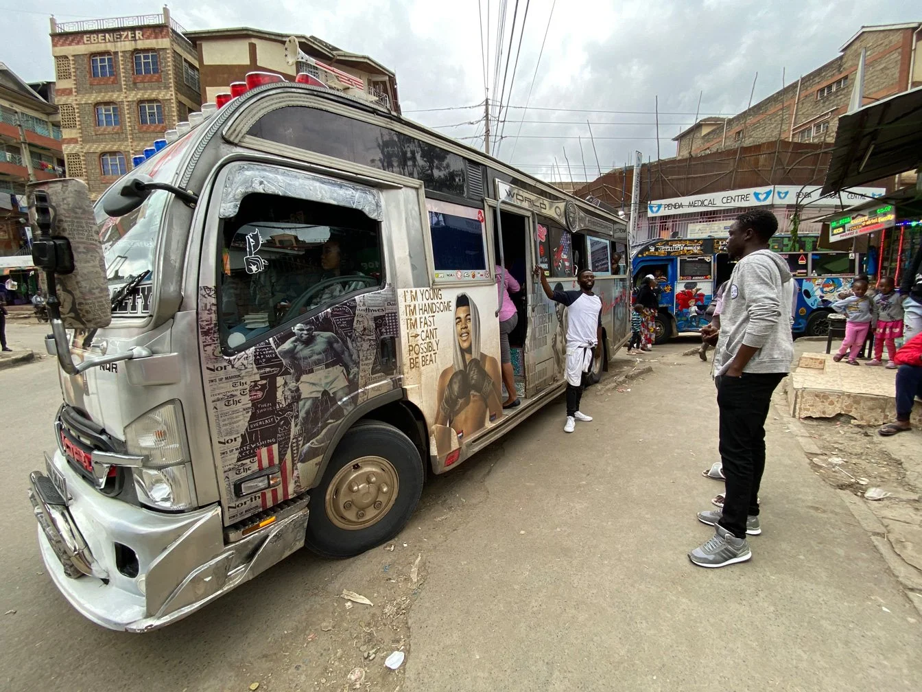 Kenia_hautnah-Nairobi-Matatu-Bus-Ali-Boxer.jpg