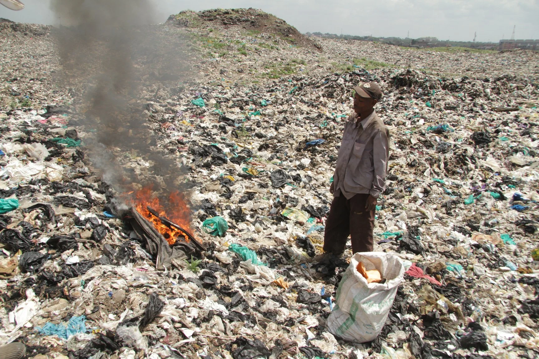 Kenia_hautnah-Nairobi-Muellhalde_Dandora-Verbrennung-Abfall.jpg
