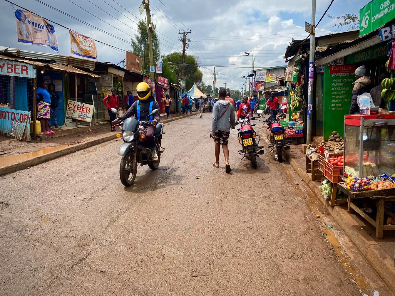 Kenia_hautnah-Nairobi-Corona-Slum-Kibera-Verkehr.jpg