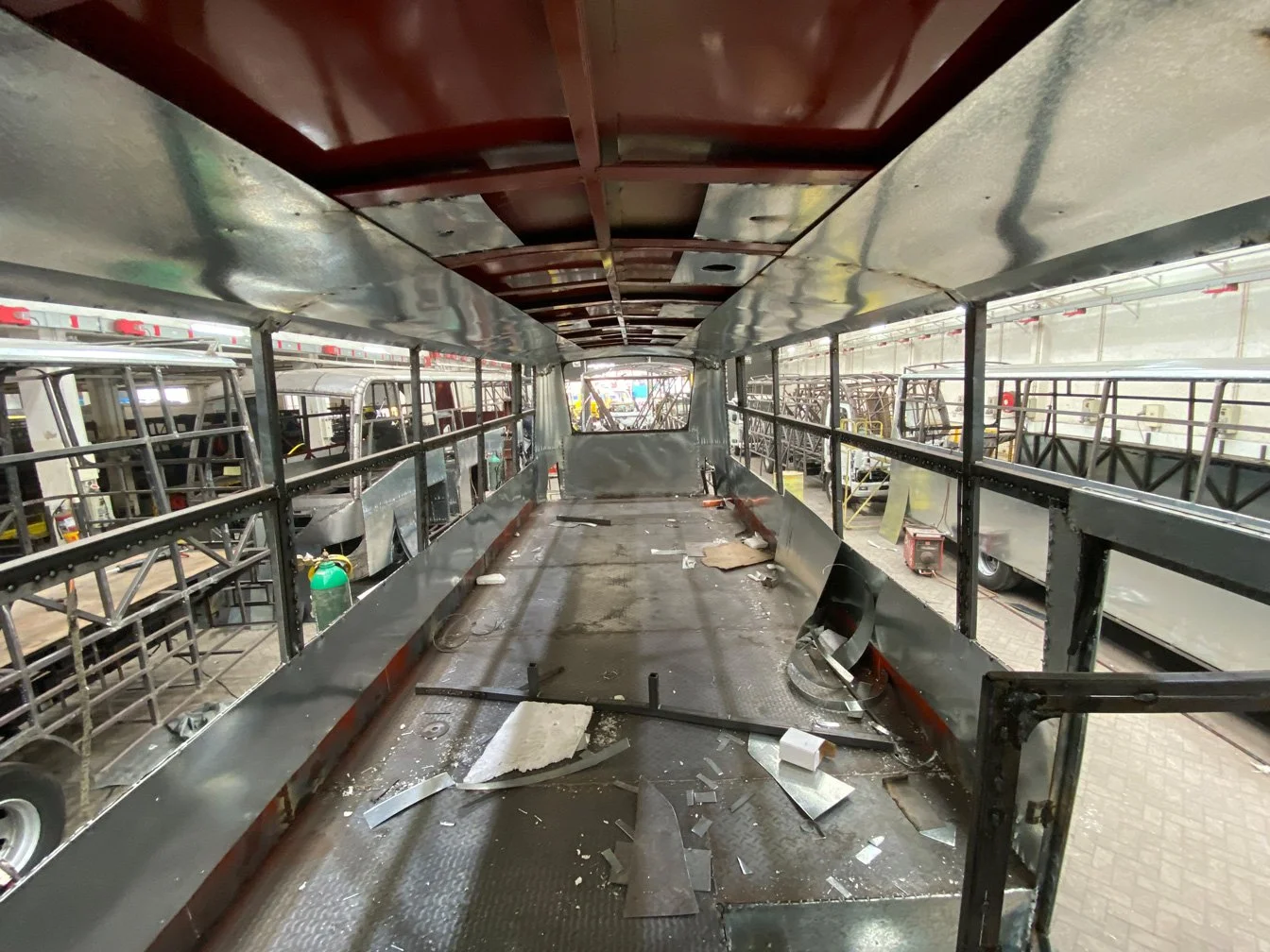 Kenia_hautnah-Nairobi-Matatu-Bus-Produktion-Innenraum.jpg