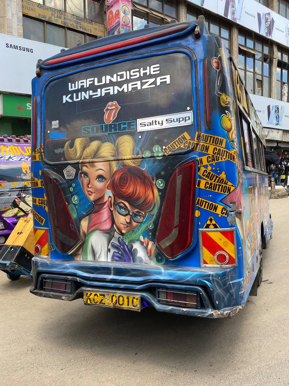 Kenia_hautnah-Nairobi-Matatu-Bus-Graffiti-Farbe.jpg