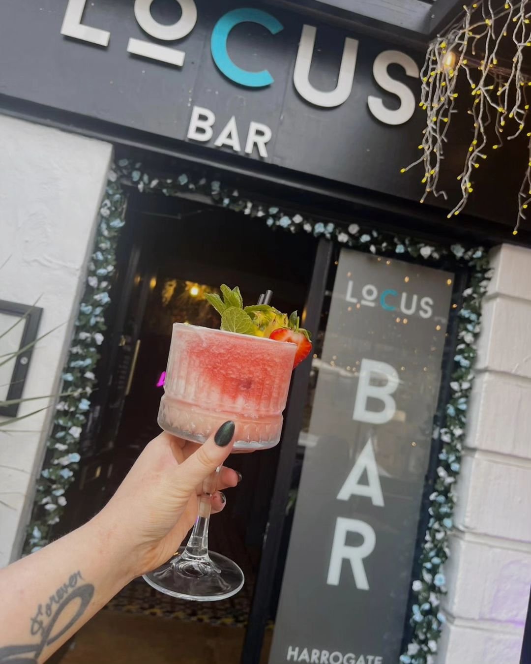 GIANT MIAMI VICE🍍🍓

Available on this week's special board!!

&bull;

1/2 pina colada 
1/2 strawberry daiquiri 

What more could you want..

&bull;

Open till 1 am&hearts;️

#locusbarharrogate #harrogatemusicscene #cocktailspecial #cocktailbar #har