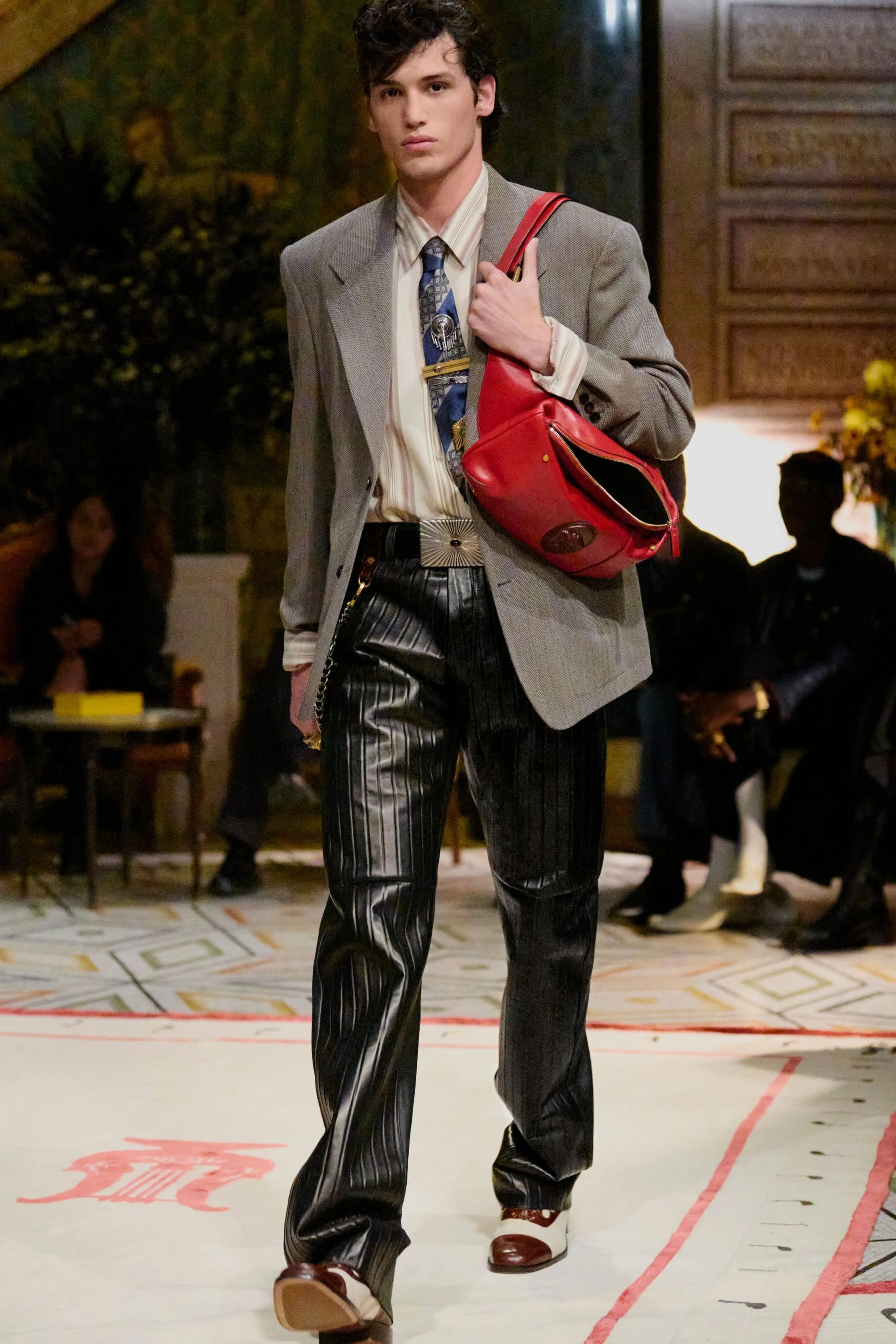 00038-versace-spring-2026-ready-to-wear-credit-brand.jpg