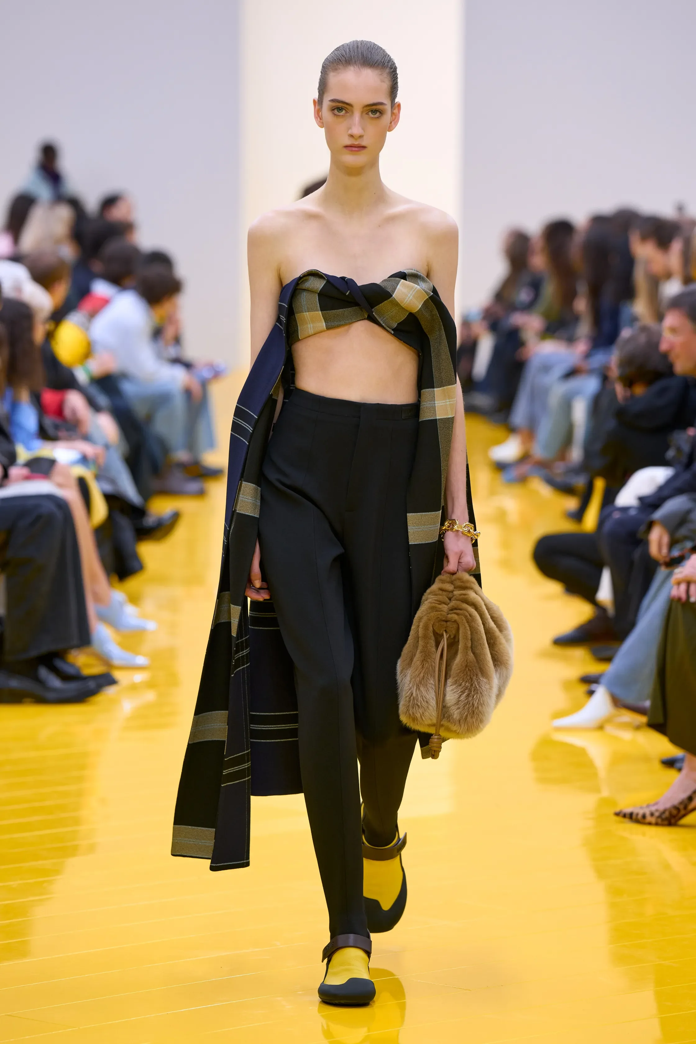 00043-loewe-fall-2026-ready-to-wear-credit-gorunway.webp