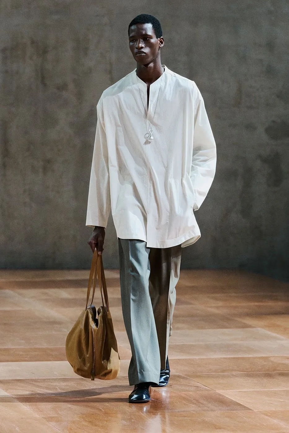 https___hypebeast.com_image_2026_06_24_lemaire-ss27-paris-fashion-week-runway-collection-005.jpeg