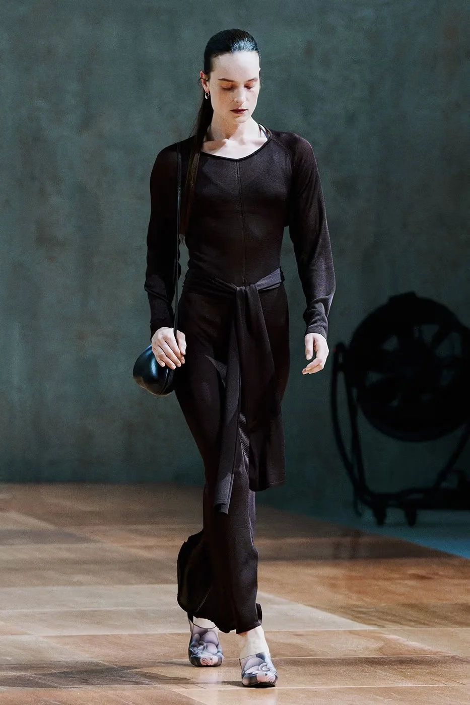 https___hypebeast.com_image_2026_06_24_lemaire-ss27-paris-fashion-week-runway-collection-007.jpeg