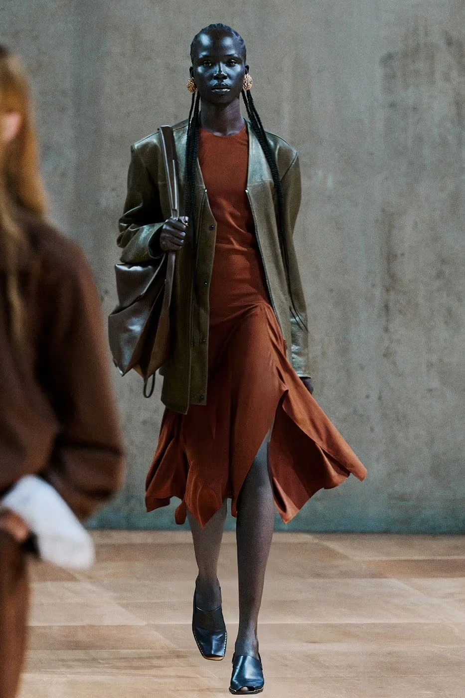 https___hypebeast.com_image_2026_06_24_lemaire-ss27-paris-fashion-week-runway-collection-052.jpeg