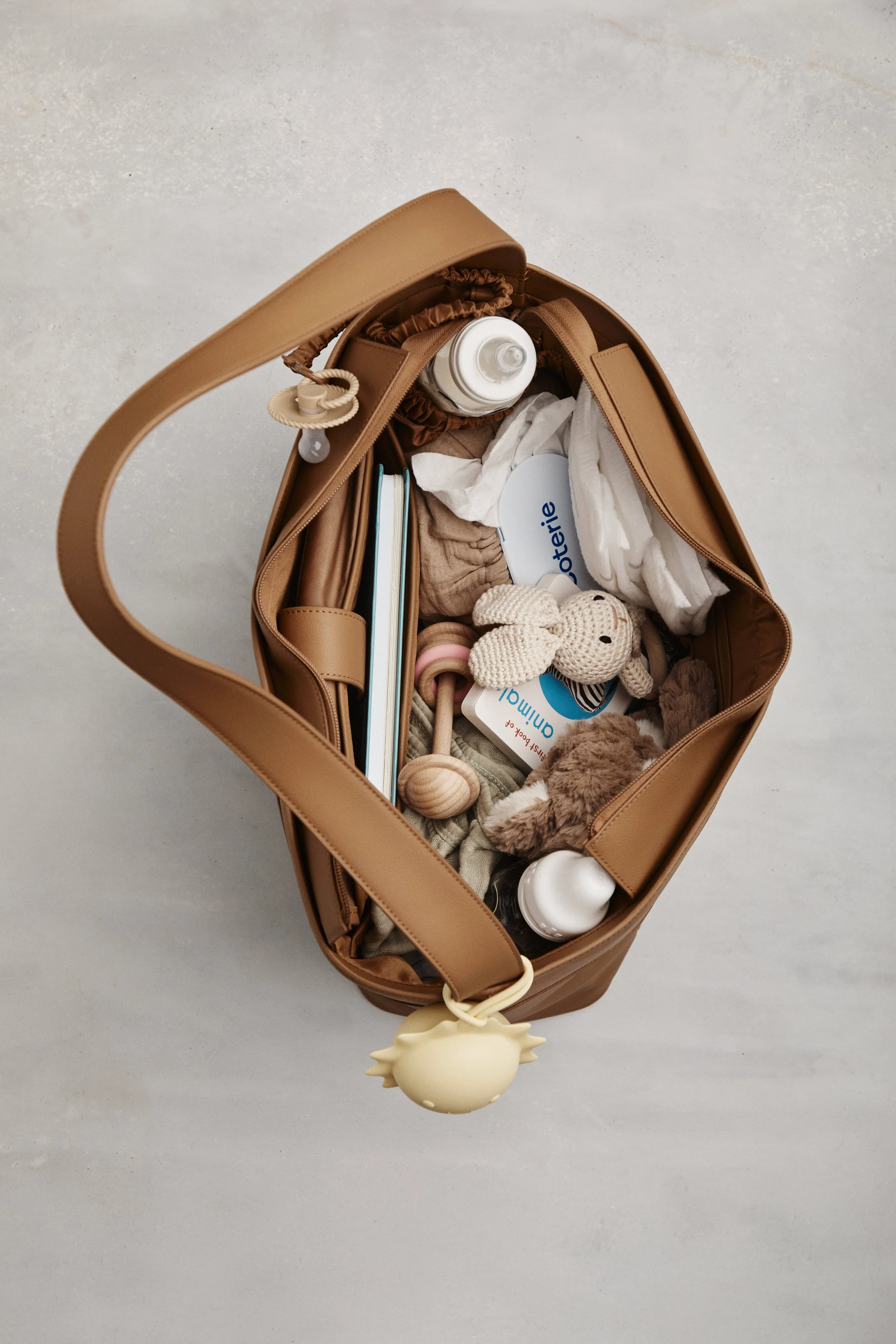 BEIS_PARENT_01_DIAPER_TOTE_CAMEL_0028.jpg