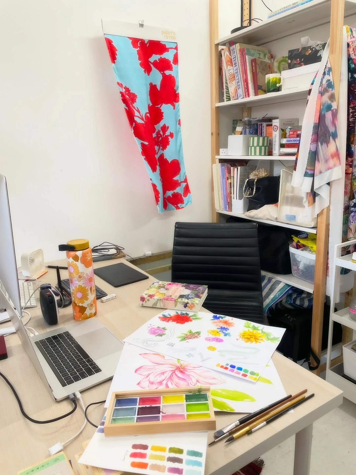 Sunday in the studio 👩🏻&zwj;🎨🌼☕️🎨