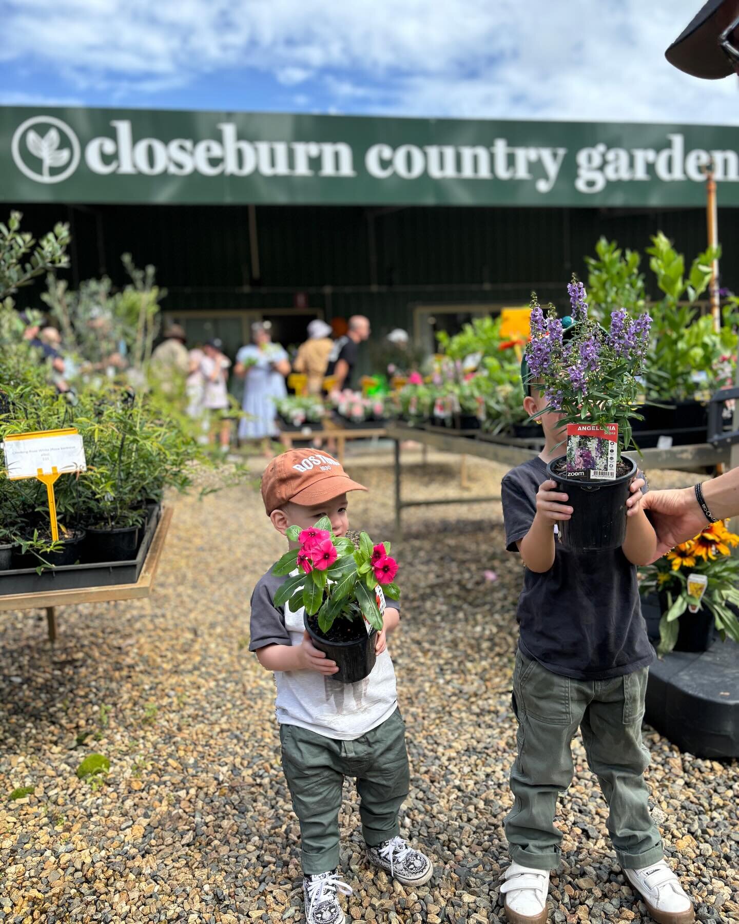 Thank you to all those who came out to Closeburn to support our Official Launch on Saturday. 
🌹🌸🌺🌷🌻🌼💐🪷

It was wonderful to see your faces and enjoy the glorious autumn sunshine! We love this community! 👨&zwj;🌾👩&zwj;🌾