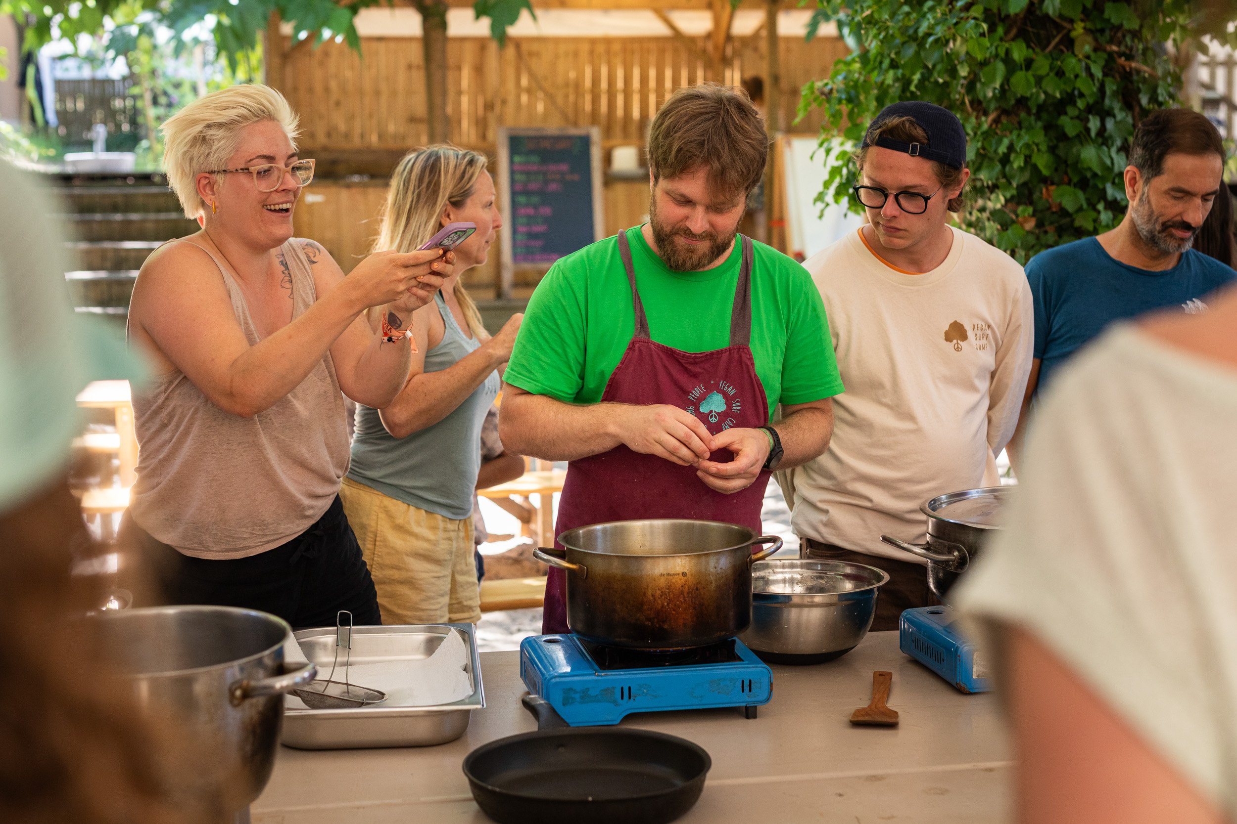 VEGAN-SURF-CAMP_Coockingdemo_2025_PabloAxpe_LOW_007.jpg