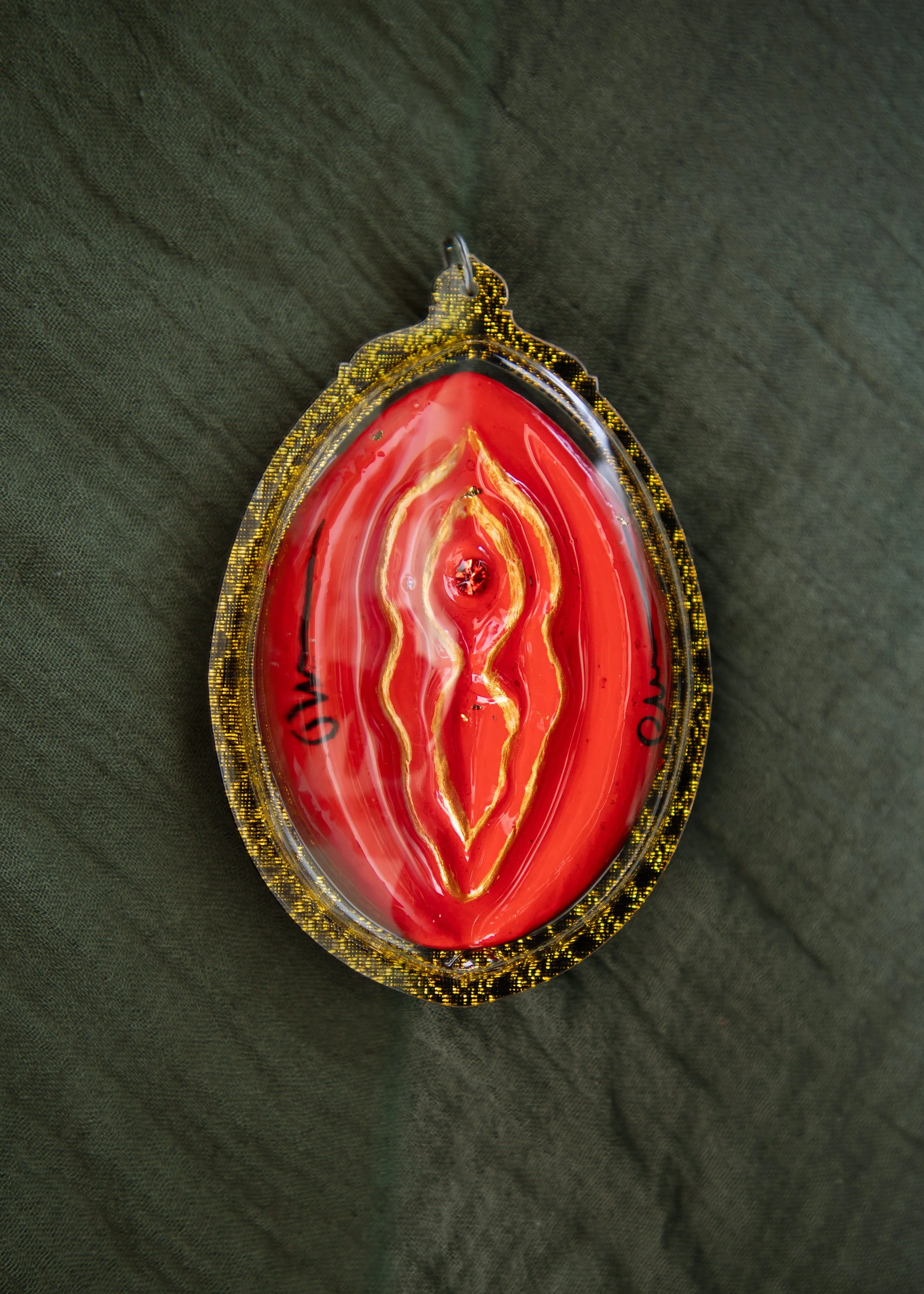 Mae Per Yoni Red Amulet 02.jpg