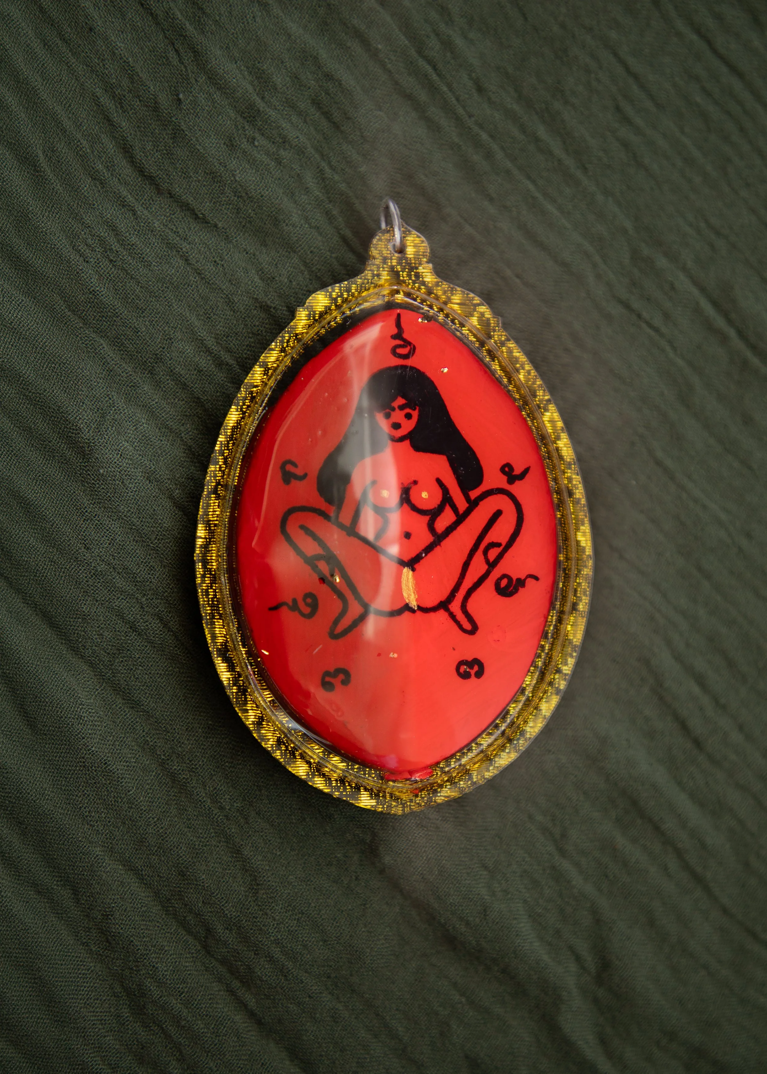 Mae Per Yoni Red Amulet 01.jpg