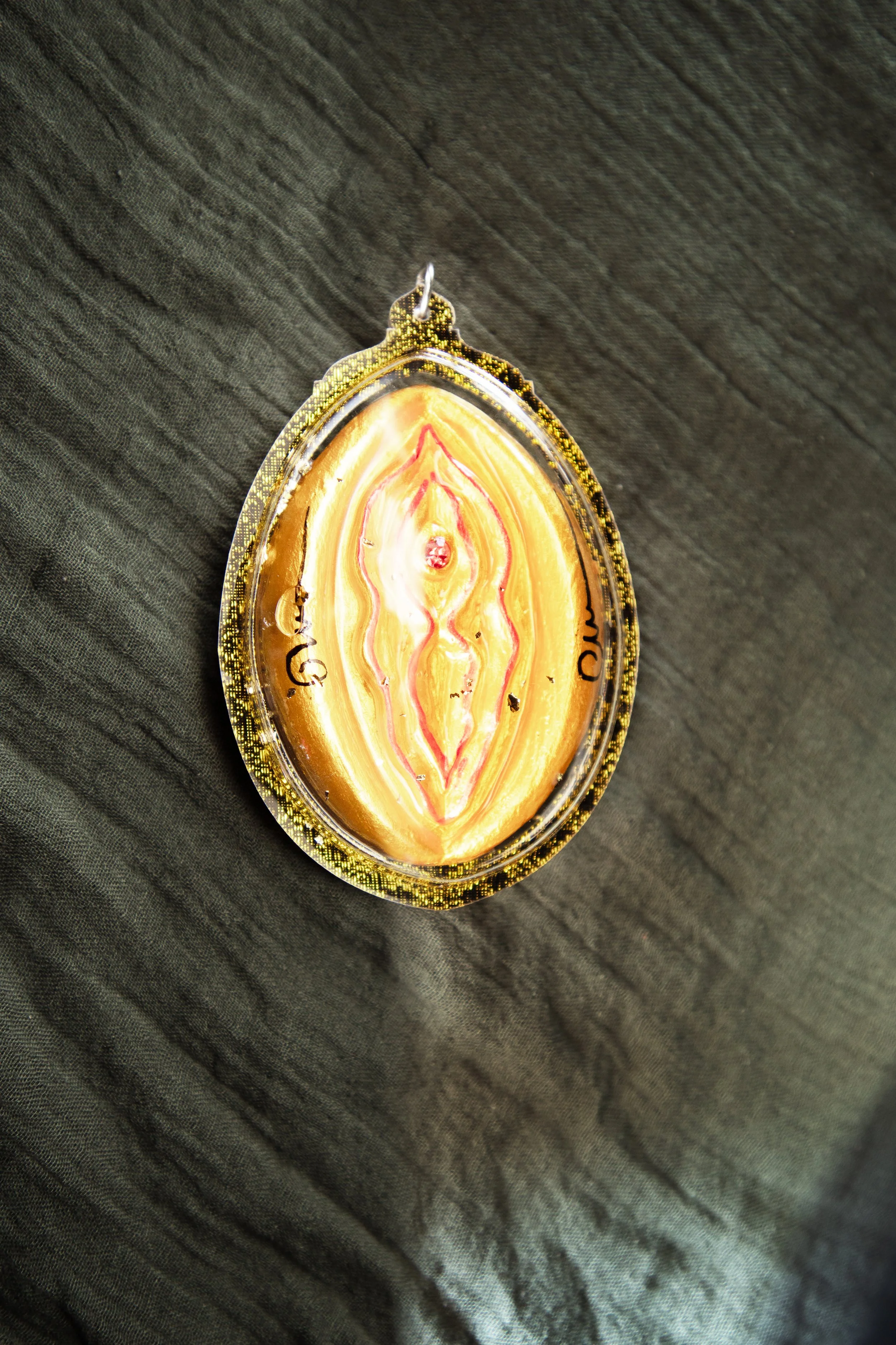 Mae Per Yoni Amulet Gold 02.jpg