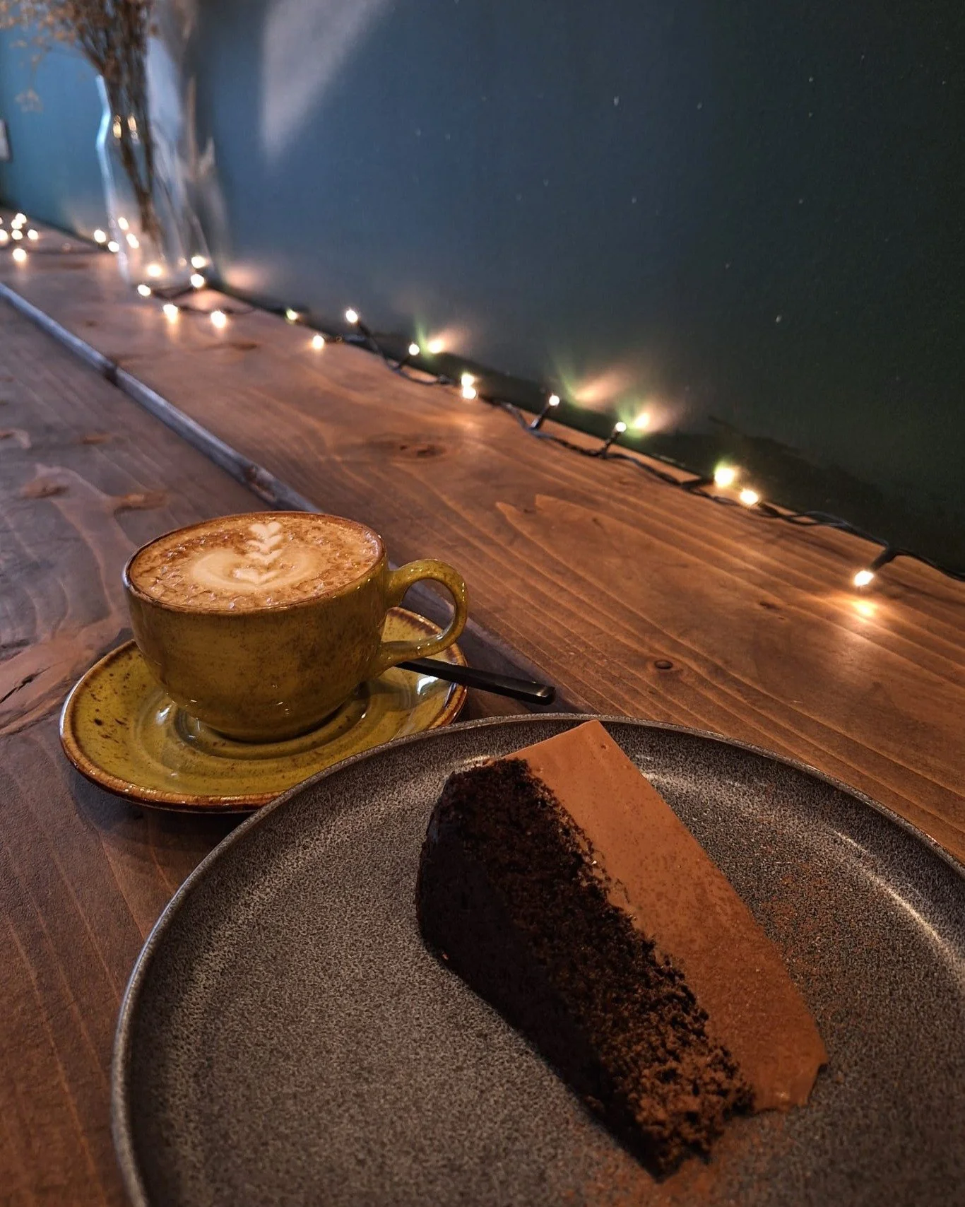 we know some of you may have given up chocolate for lent, but in case you haven't... pop by and try our chocolate mousse cake. 

*seriously, it's amazing and pairs perfectly with a flat white 🎂
☕