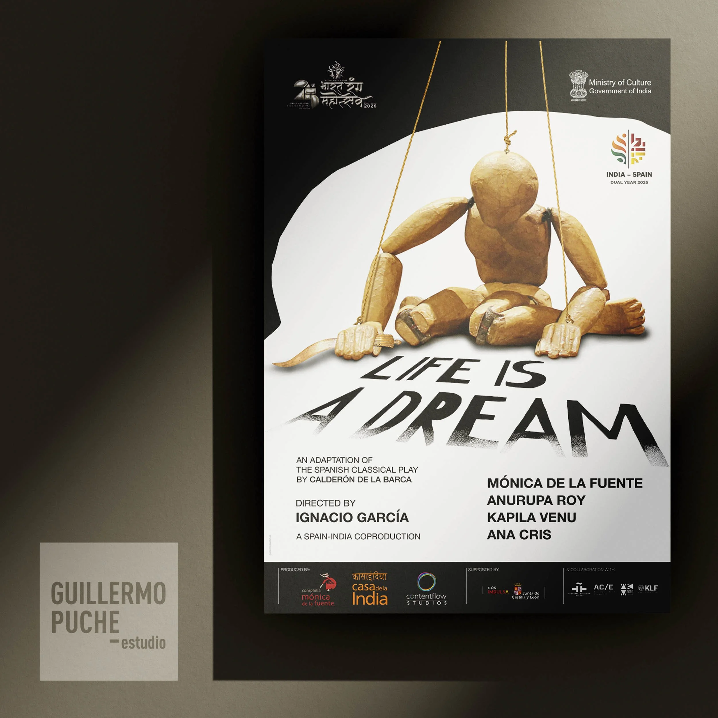 Guillermo Puche Diseño del cartel para Life is a Dream / La vida es sueño, producción teatral indoespañola dirigida por Ignacio García y estrenada en el Bharat Rang Mahotsav de Bombay dentro del Año Dual España-India 2026.
