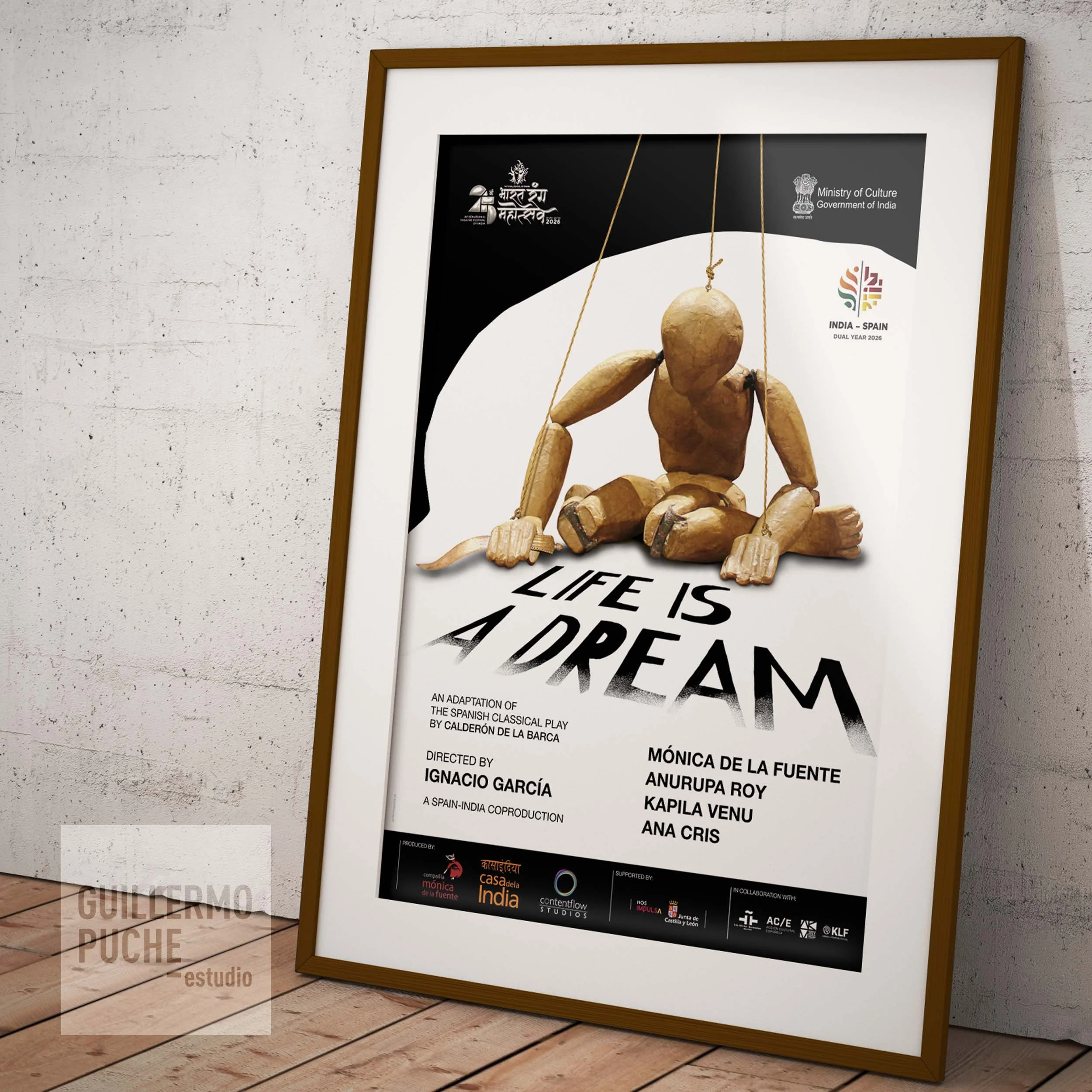 Guillermo Puche Diseño del cartel para Life is a Dream / La vida es sueño, producción teatral indoespañola dirigida por Ignacio García y estrenada en el Bharat Rang Mahotsav de Bombay dentro del Año Dual España-India 2026.