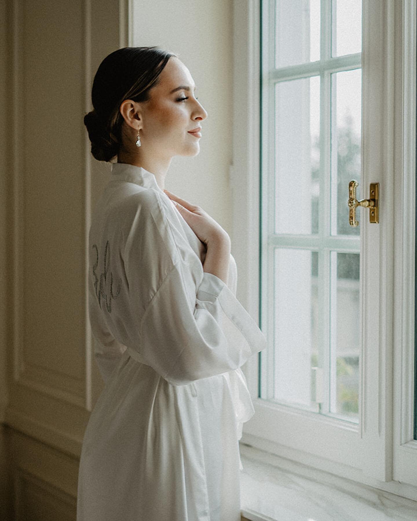 Waiting is hard sometimes, but waiting for another, can be an exciting anticipation. 🌹

Getting ready ! 🤌🏼 ✨

Konzept &amp; Planung: @babaholzeventdekoration_bygogi &amp; @adriana.schindler.photography
Location: @villa_heckenfels 
Dekoration: @bab
