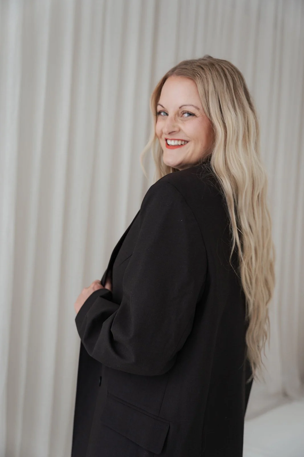 Studio Portrait von Annika im Tageslichtstudio in Stuttgart - natürliche, zeitlose Fotografie von Anna macht Fotos