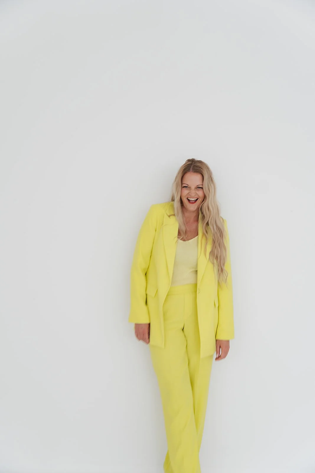 Einzelportrait im Tageslichtstudio Stuttgart - auffälliger gelber Anzug, reduziert und modern fotografier von Anna macht Fotos