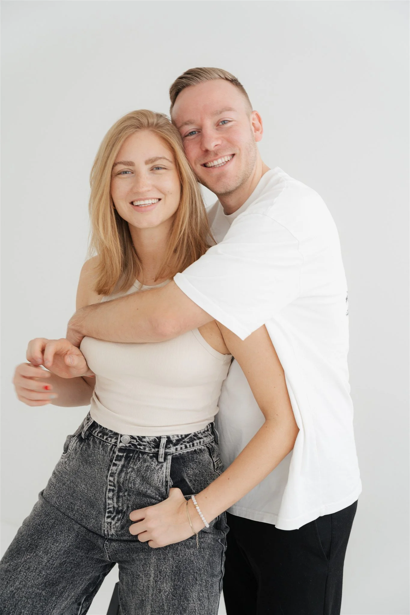 Studiofotografie im minimalistischen Tageslichtstudio wild:studios in Stuttgart - zeitlose Portrait und Paarfotografie von Anna macht Fotos