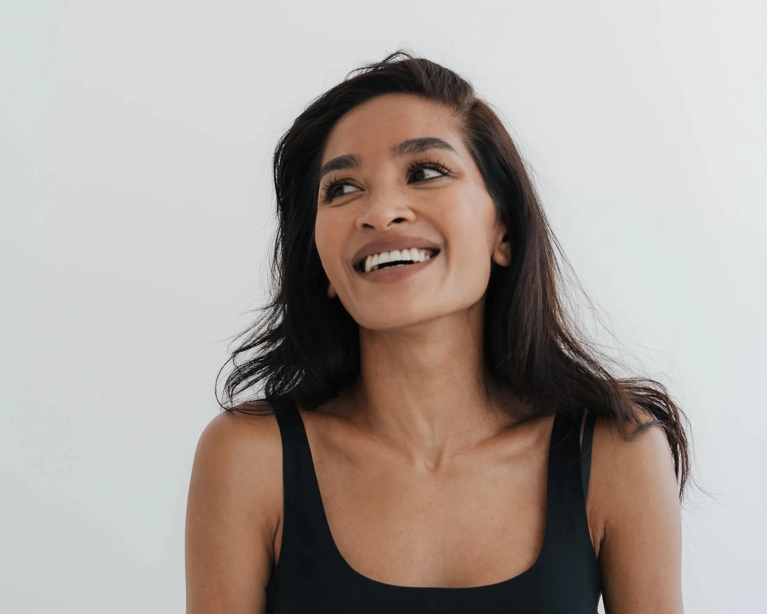 Natürliches Studio Portrait in Stuttgart - reduzierter Polaroid Stil Anna macht Fotos